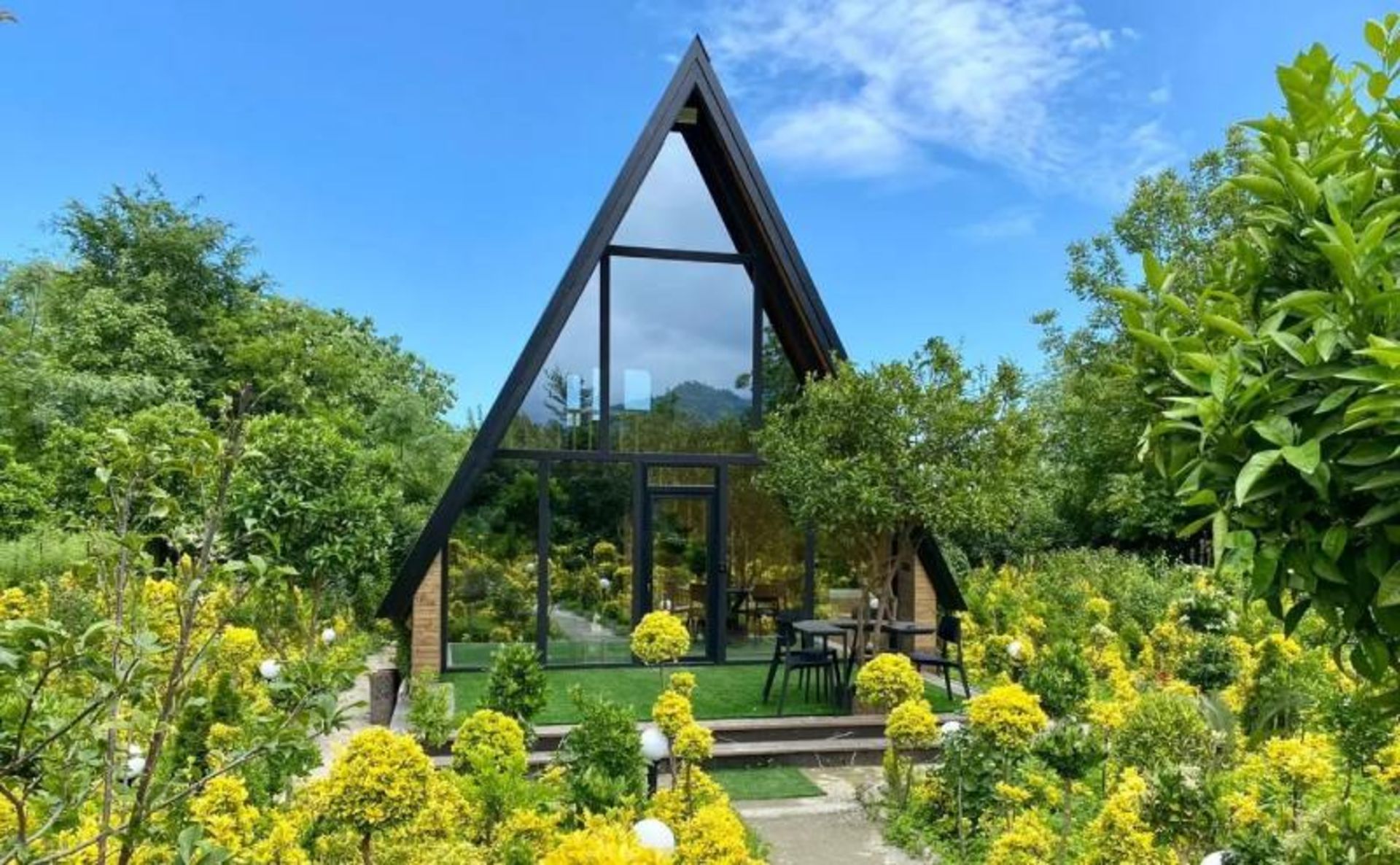 حیاط پر درخت کلبه سوئیسی چابکسر