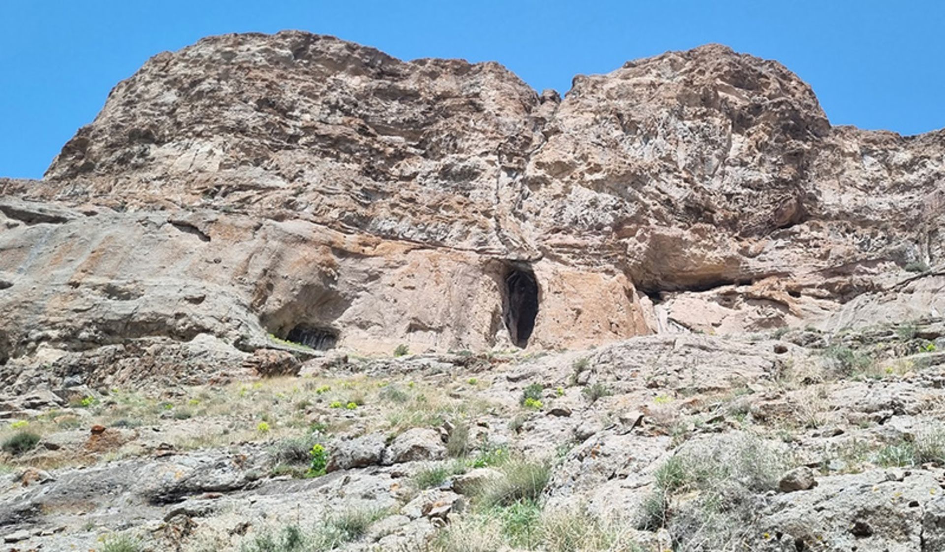 بقایای قلعه هولاکوخان در ارتفاعات اسکو