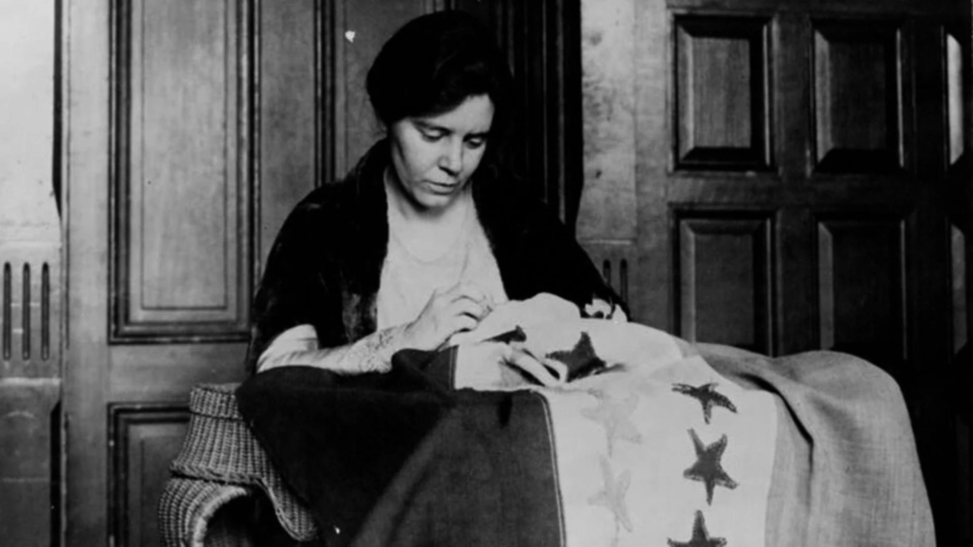 آلیس پال در حال خیاطی