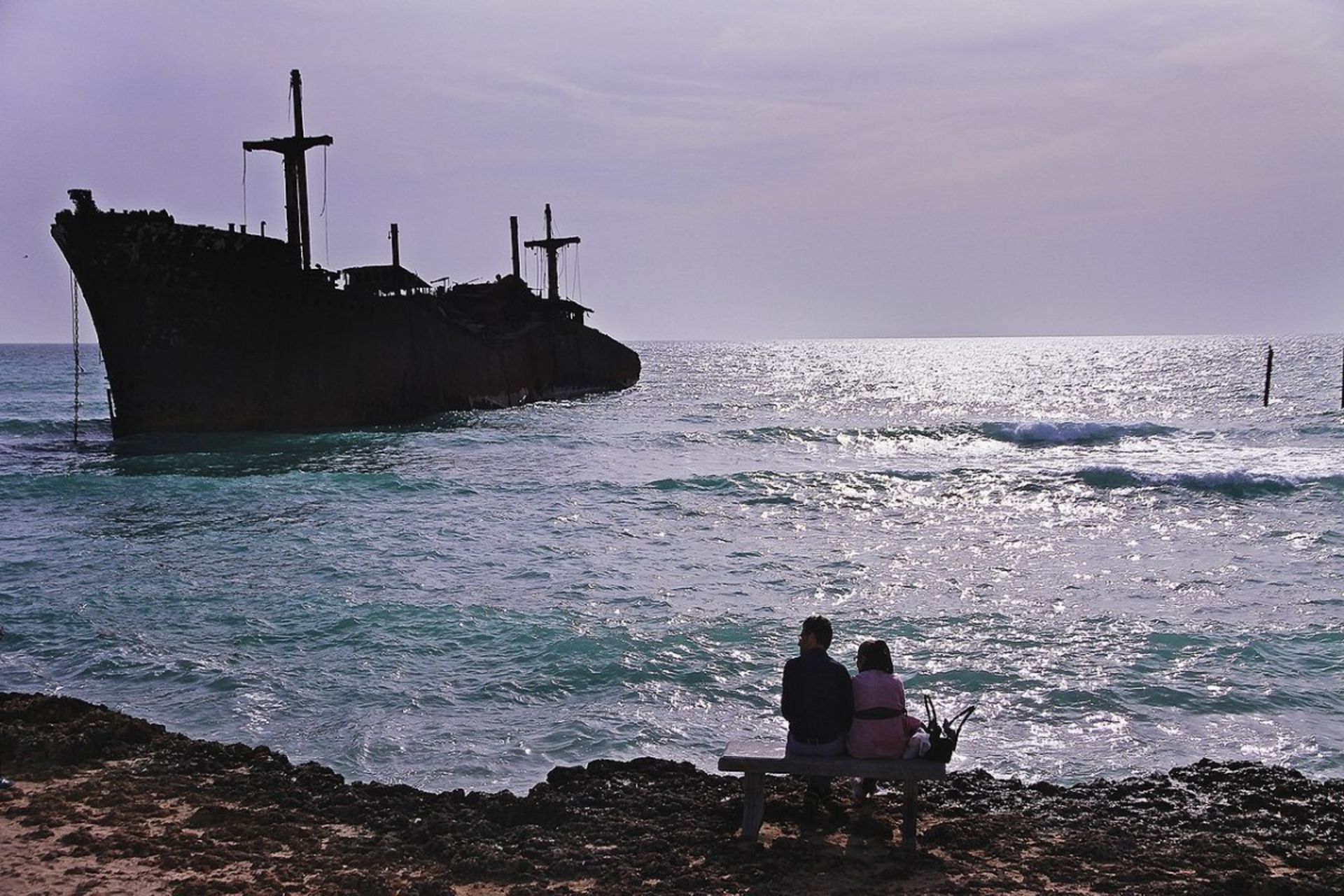 گردشگران در حال تماشای کشتی یونانی در کیش