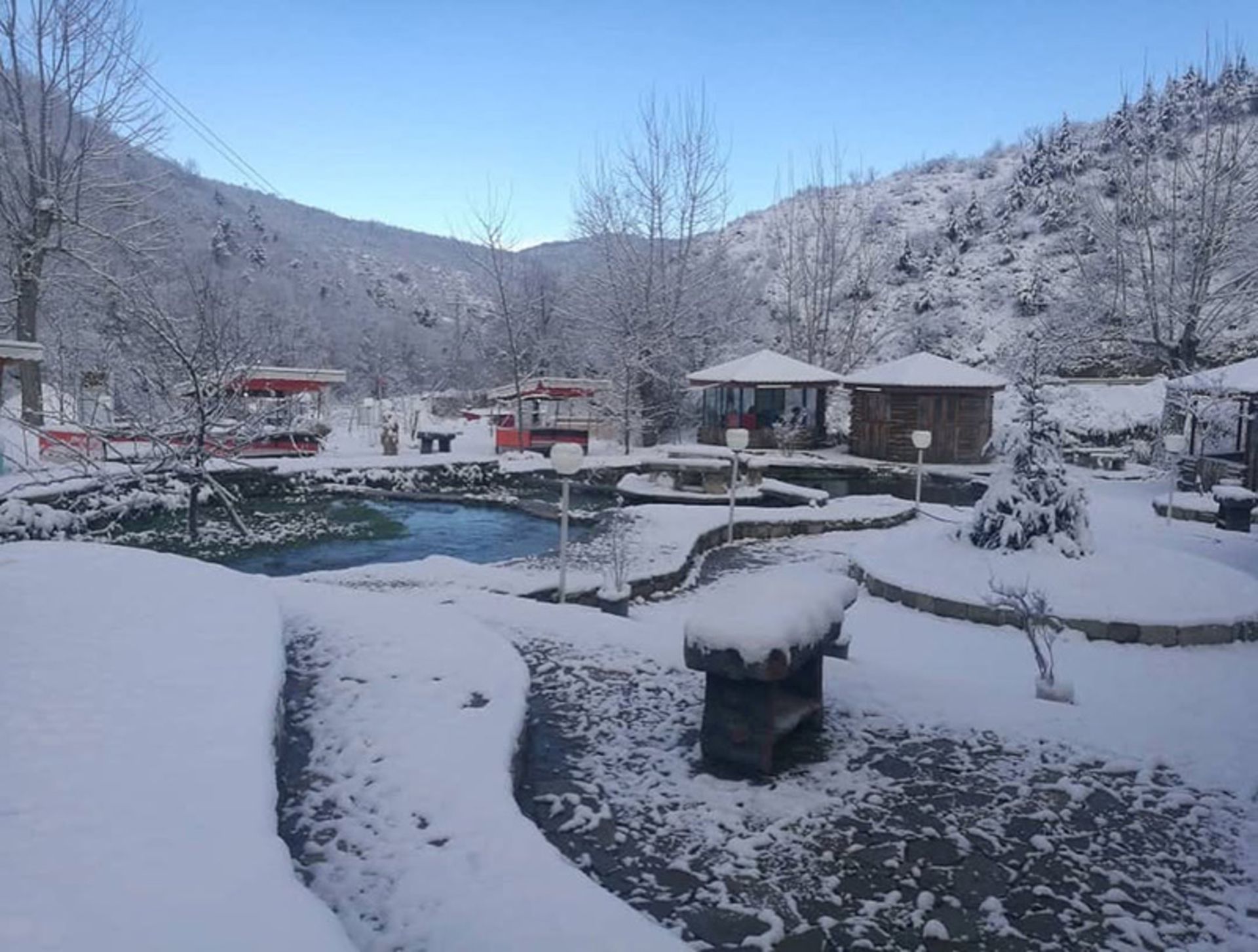 دیو چشمه نوشهر در میان برف زمستانی