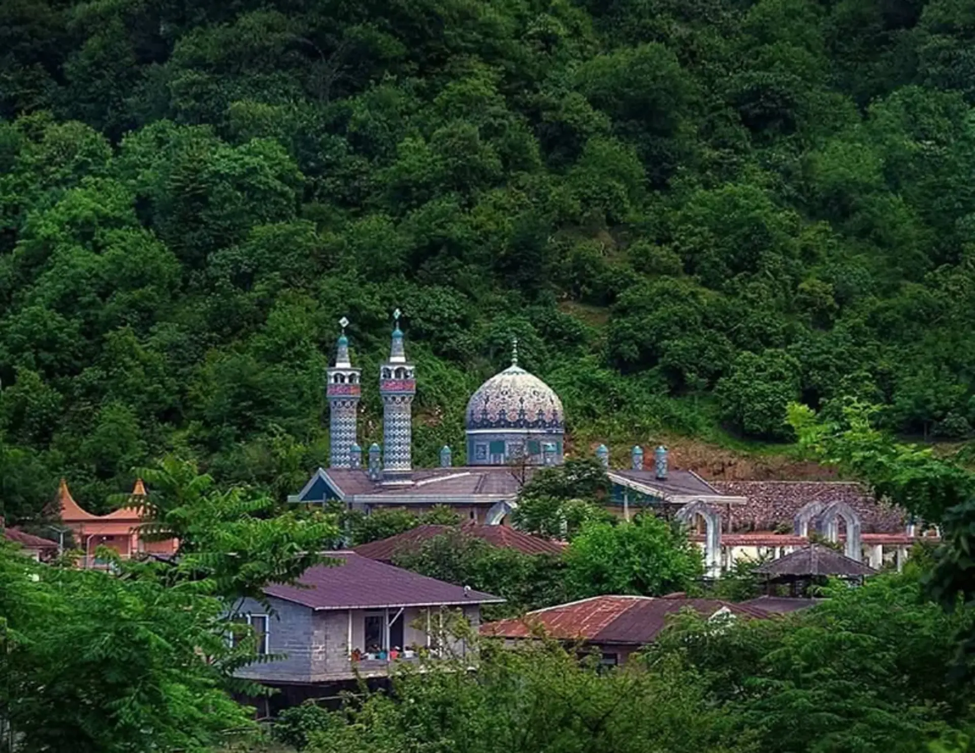 روستای میانده در میان جنگل سرسبز