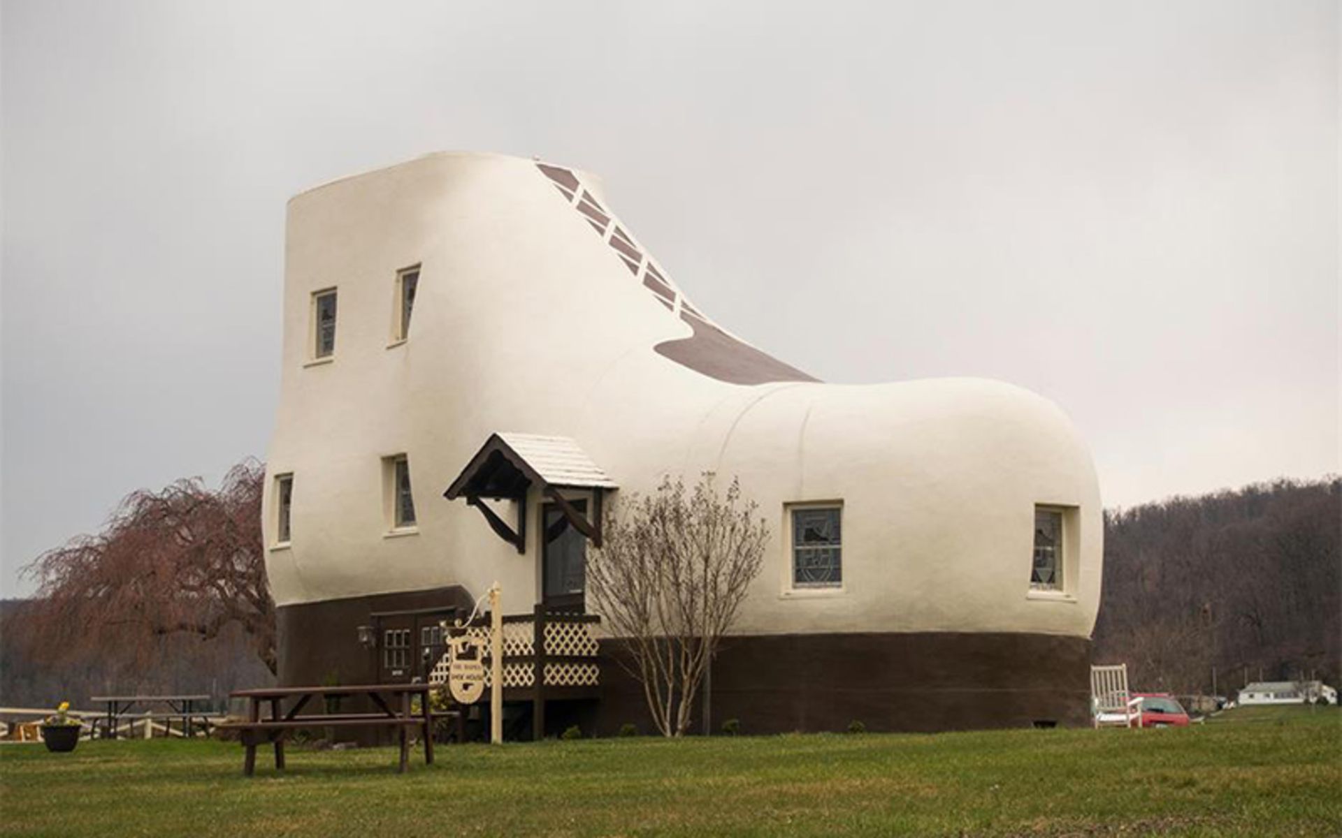 خانه سفیدرنگ به شکل کفش