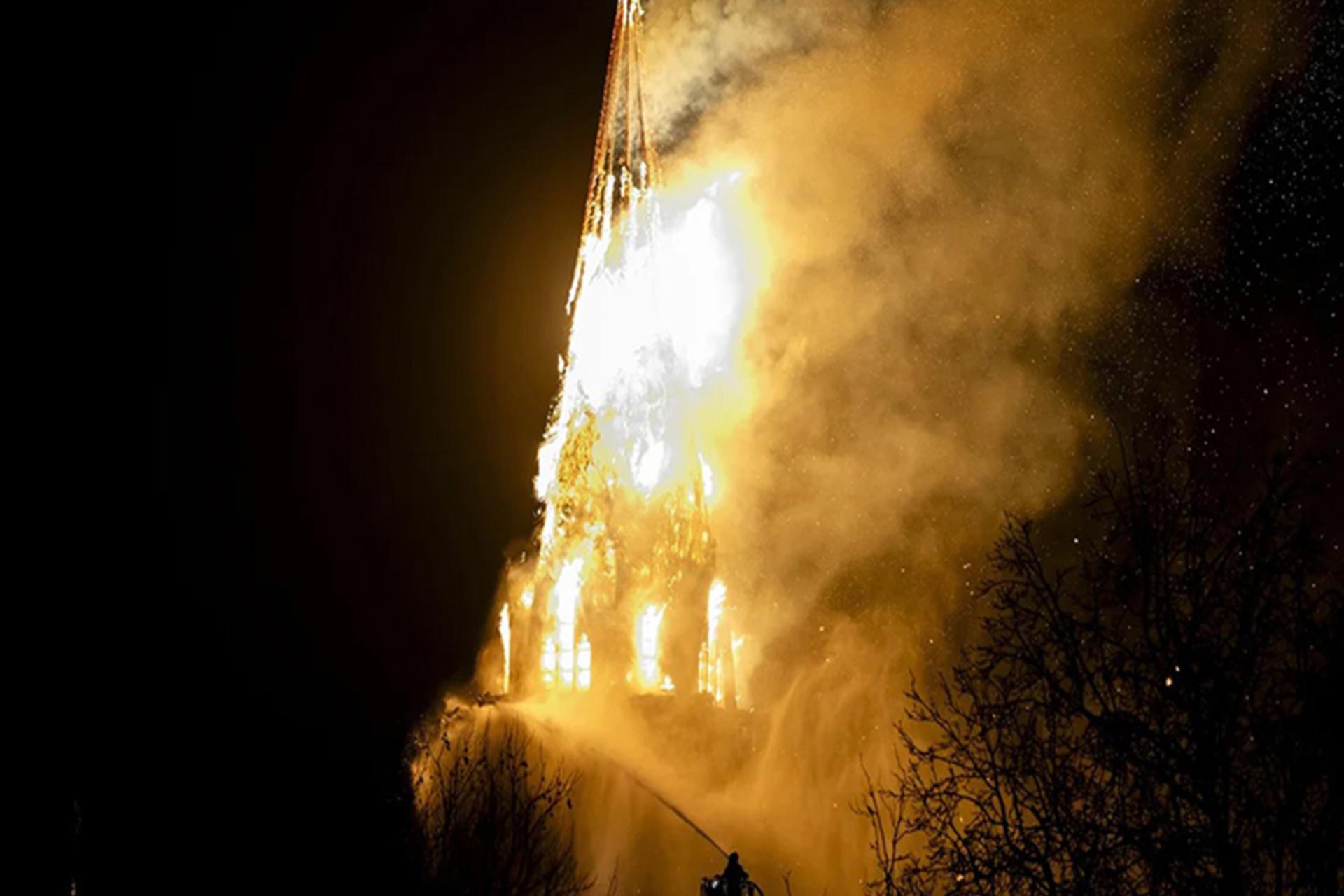 آتش سوزی کلیسای تاریخی در هلند در شب