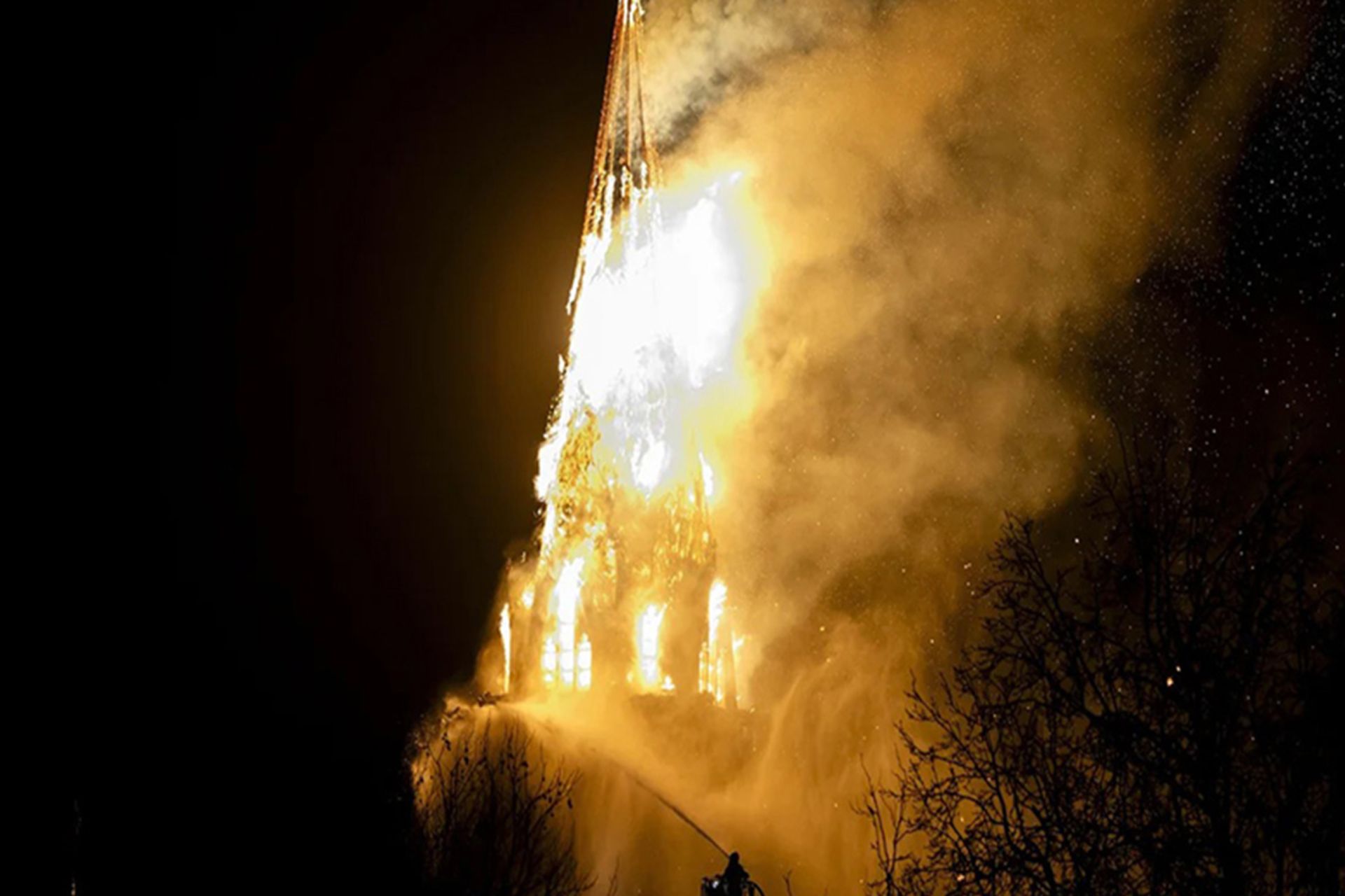 آتش سوزی کلیسای تاریخی در هلند در شب