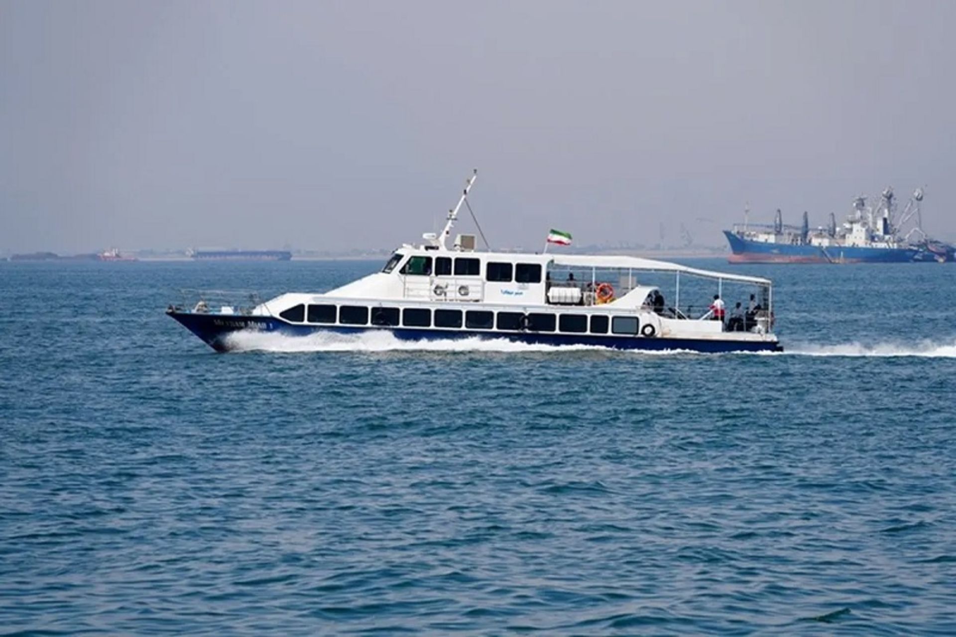 شناور مسافربری قشم به هرمز در خلیج فارس