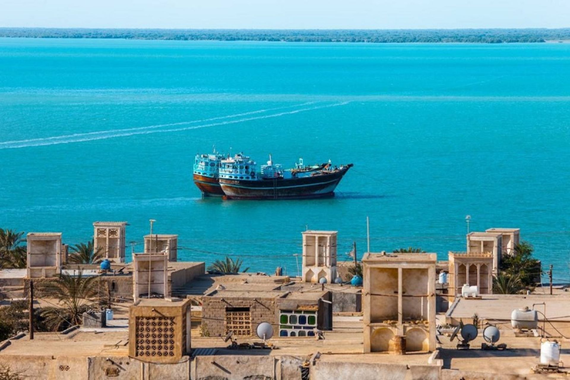 کشتی و بادگیرهای زیبا در بندر لافت