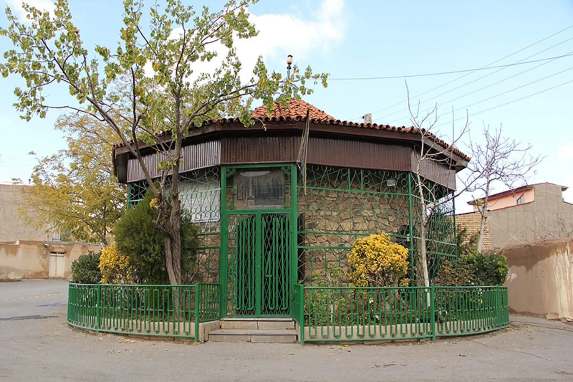 آرامگاه دکتر حسابی در شهر تفرش