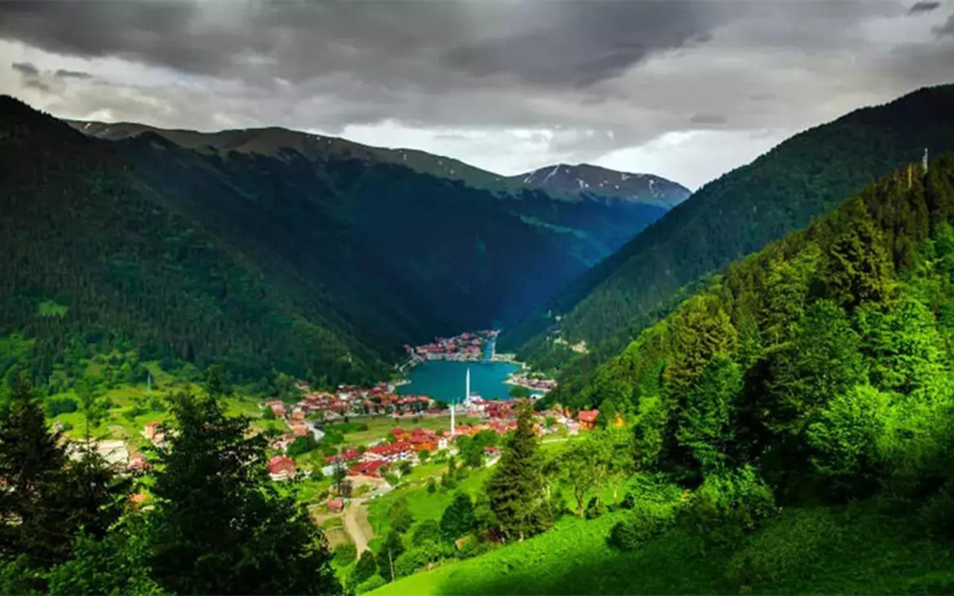 طبیعت سرسبز و دریاچه ترابزون