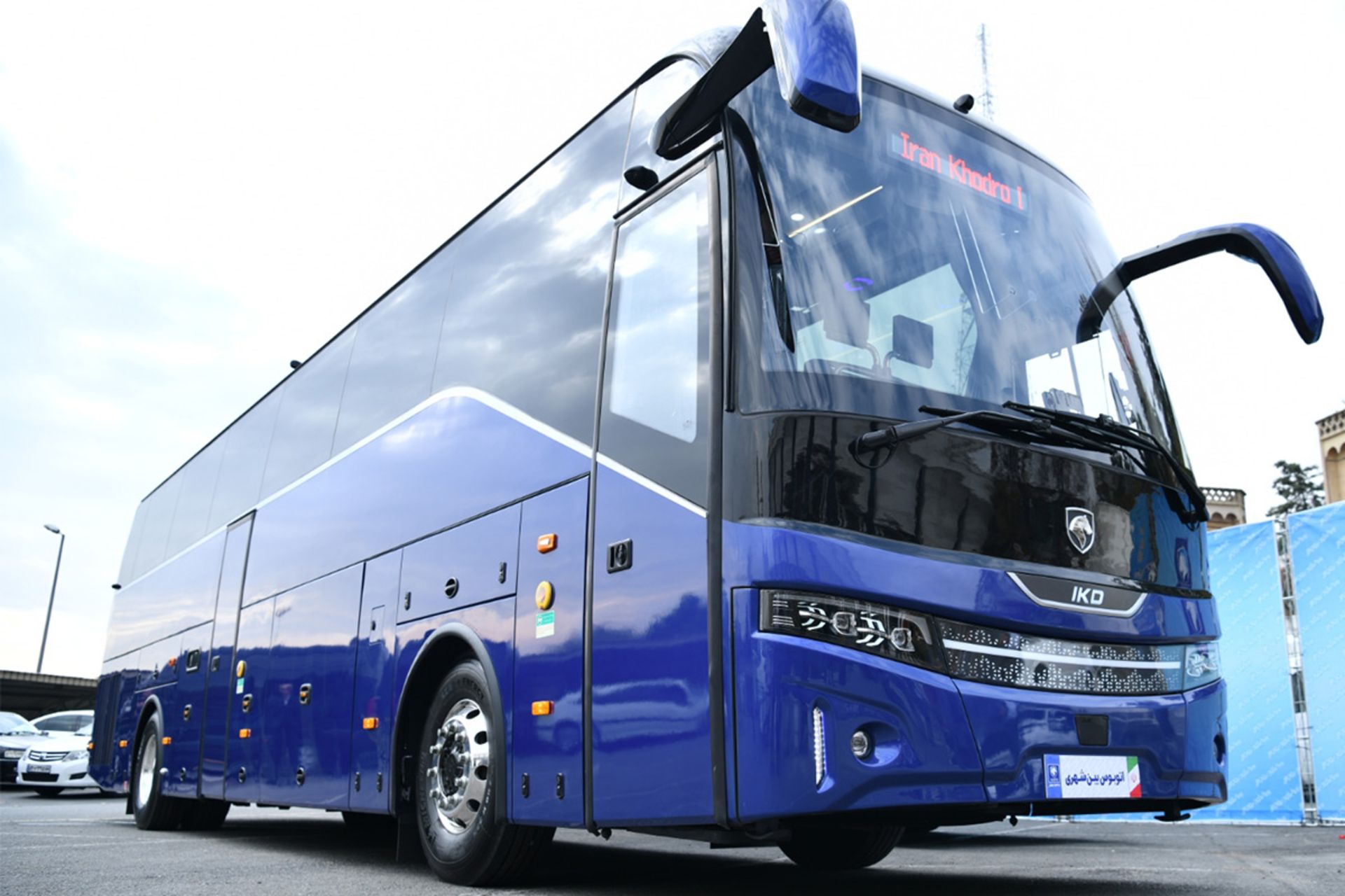 اتوبوس بین شهری آبی رنگ مدرن