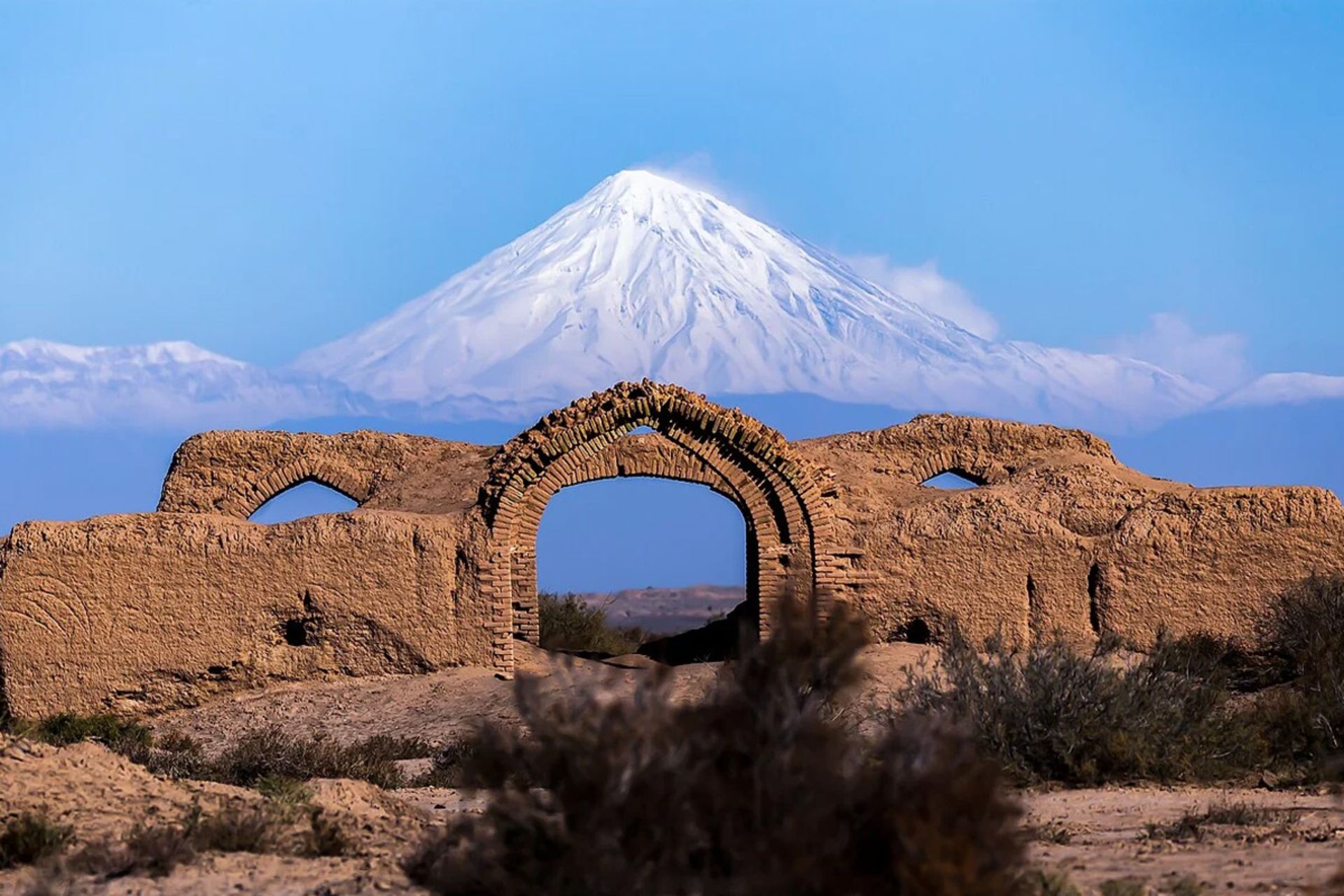 کاروانسرای دیرگچین و قله دماوند