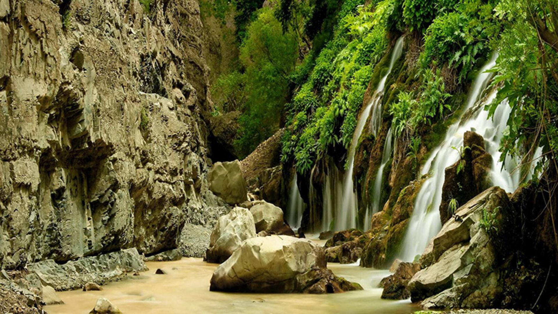 جریان آب آبشار هفت چشمه در رودخانه ارگنه