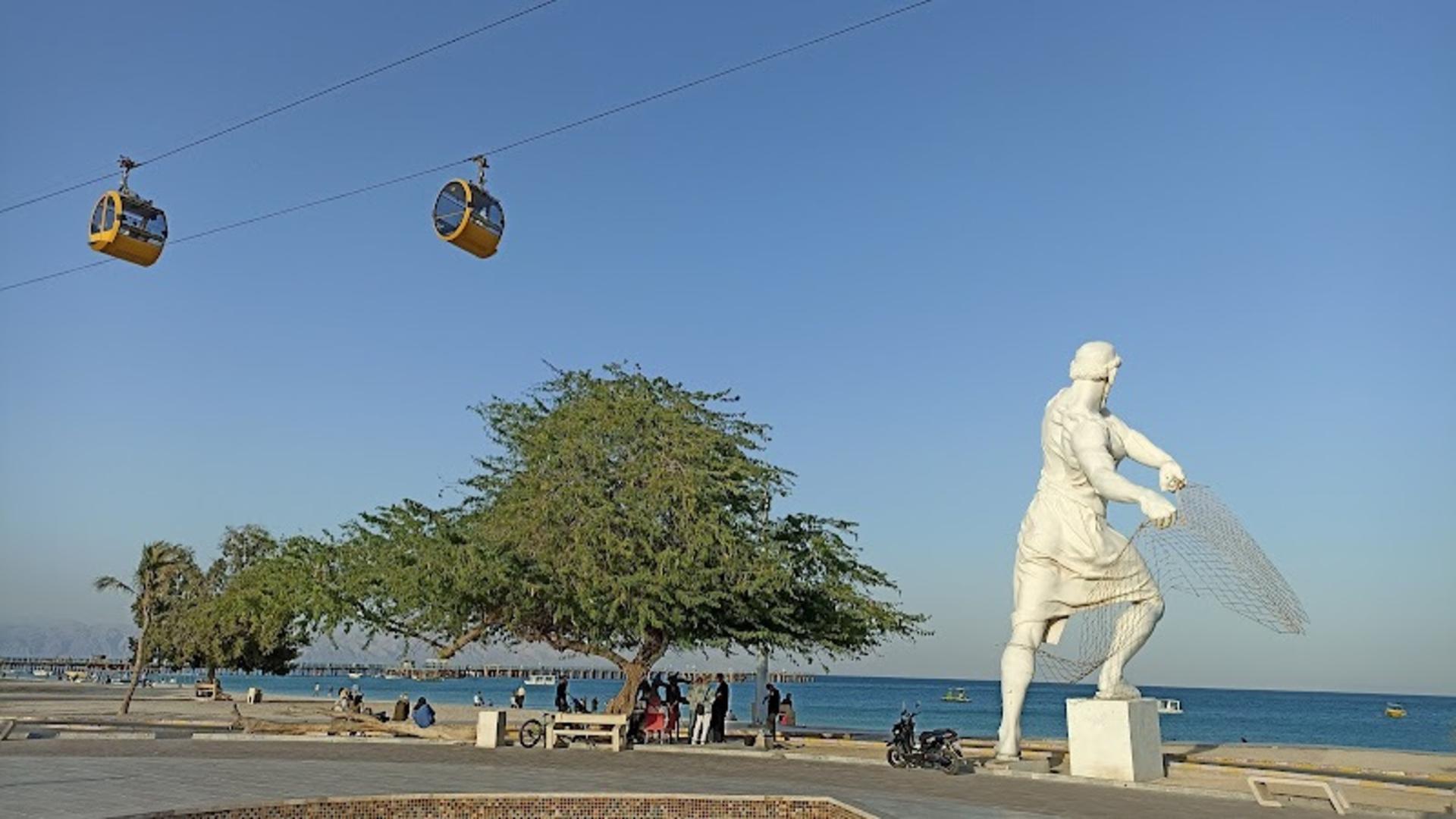 مجسمه مرد ماهیگیر کیش