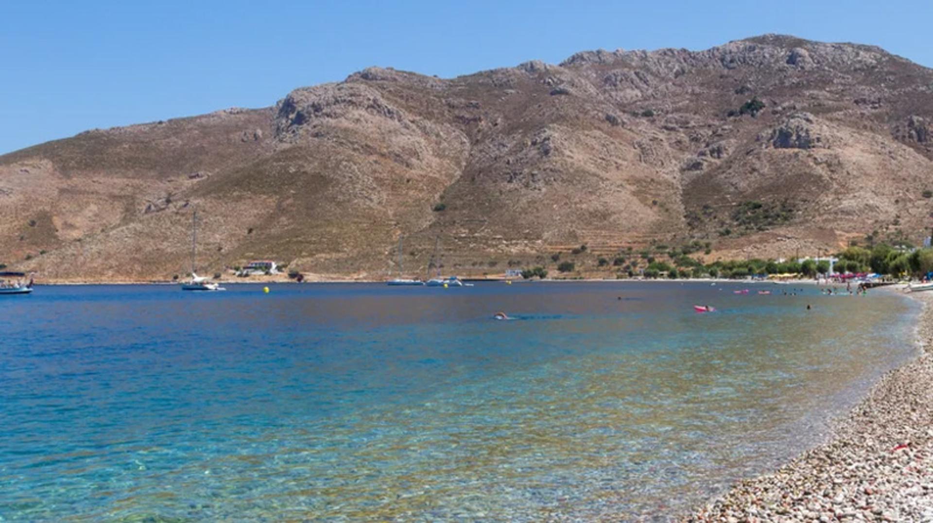 ساحل تمیز با دریای شفاف در جزیره تیلوس