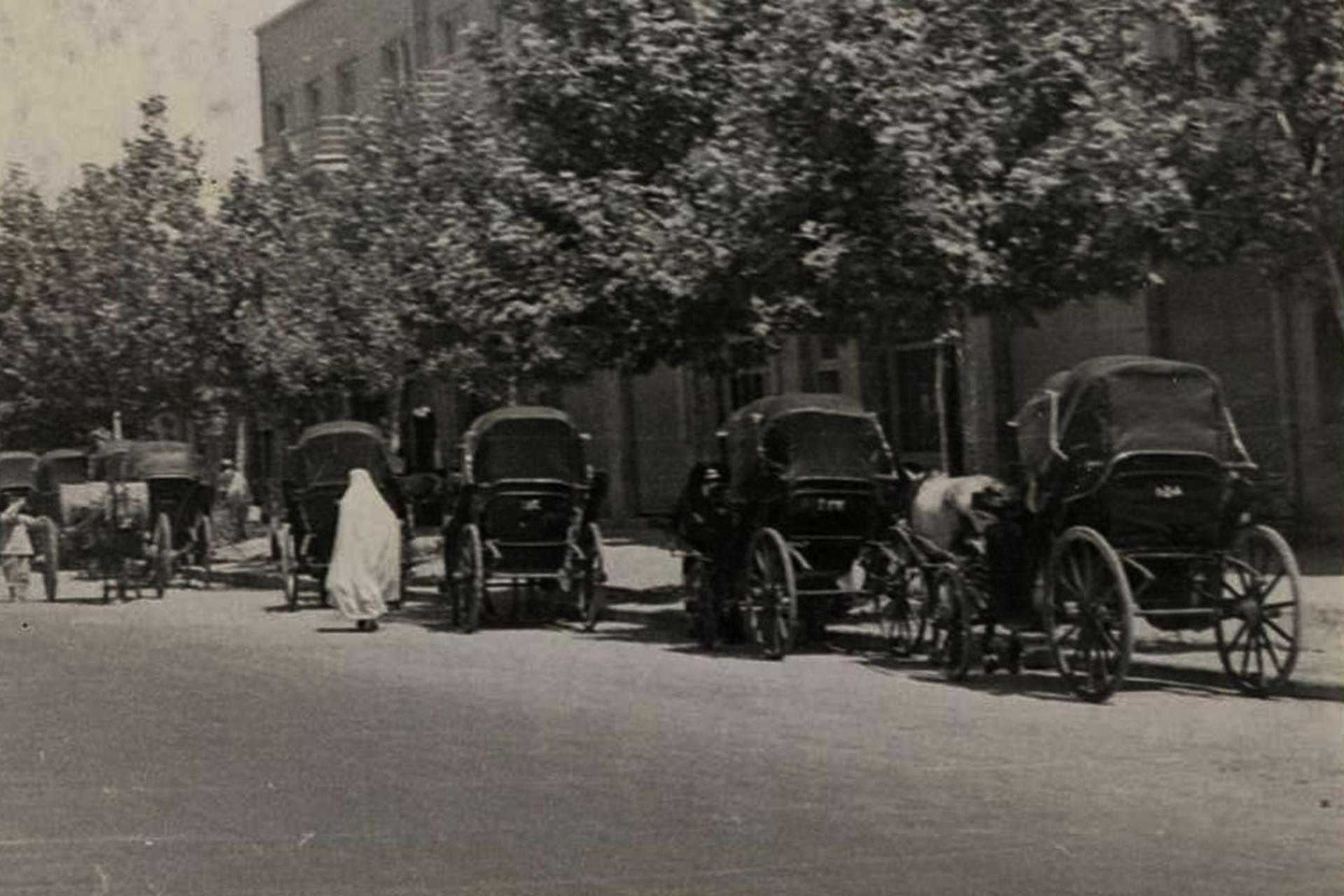 صف درشکه‌های در خیابان‌های تهران در دوره پهلوی دوم