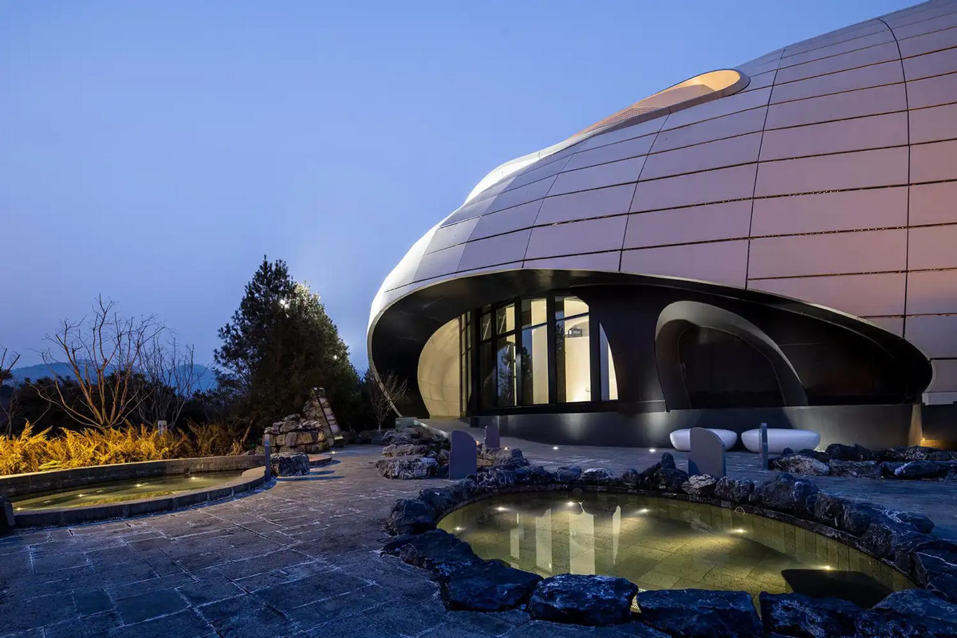 ورودی سازه صخره پرنده در هتل شهر زون‌هوا