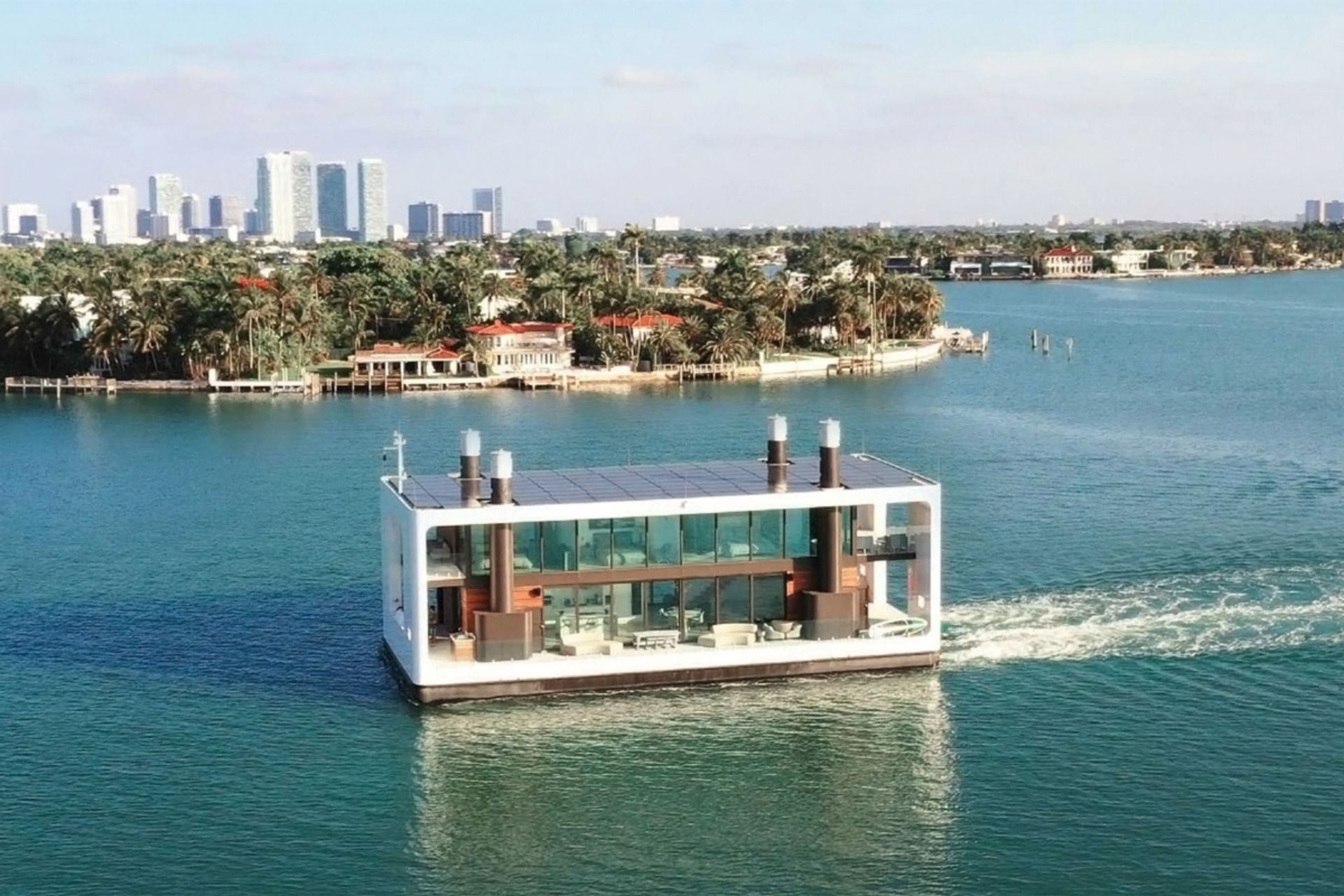 ویلای شناور آرکوپ ۷۵ در آب