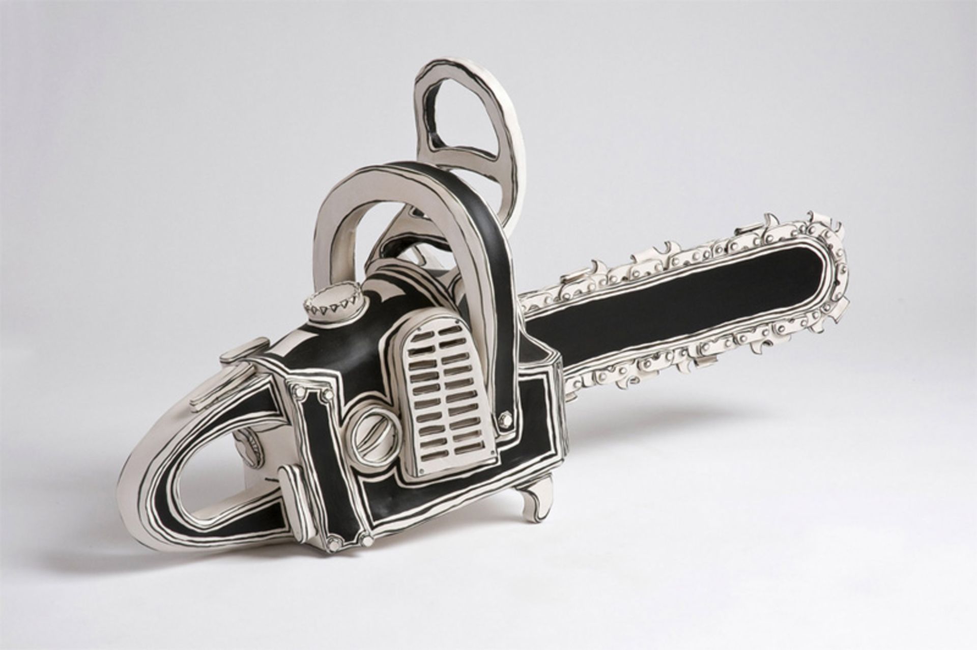 مجسمه سیاه و سفید اره برقی