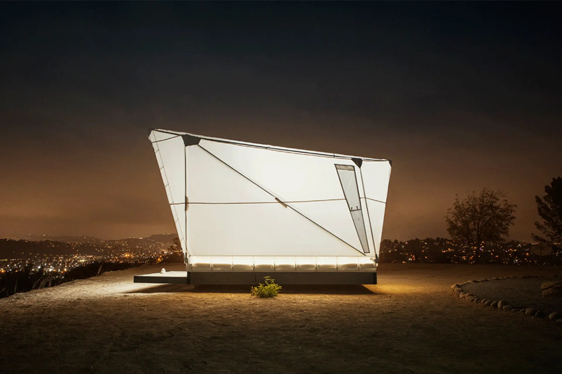 کلبه تاشوی ژوپ در شب