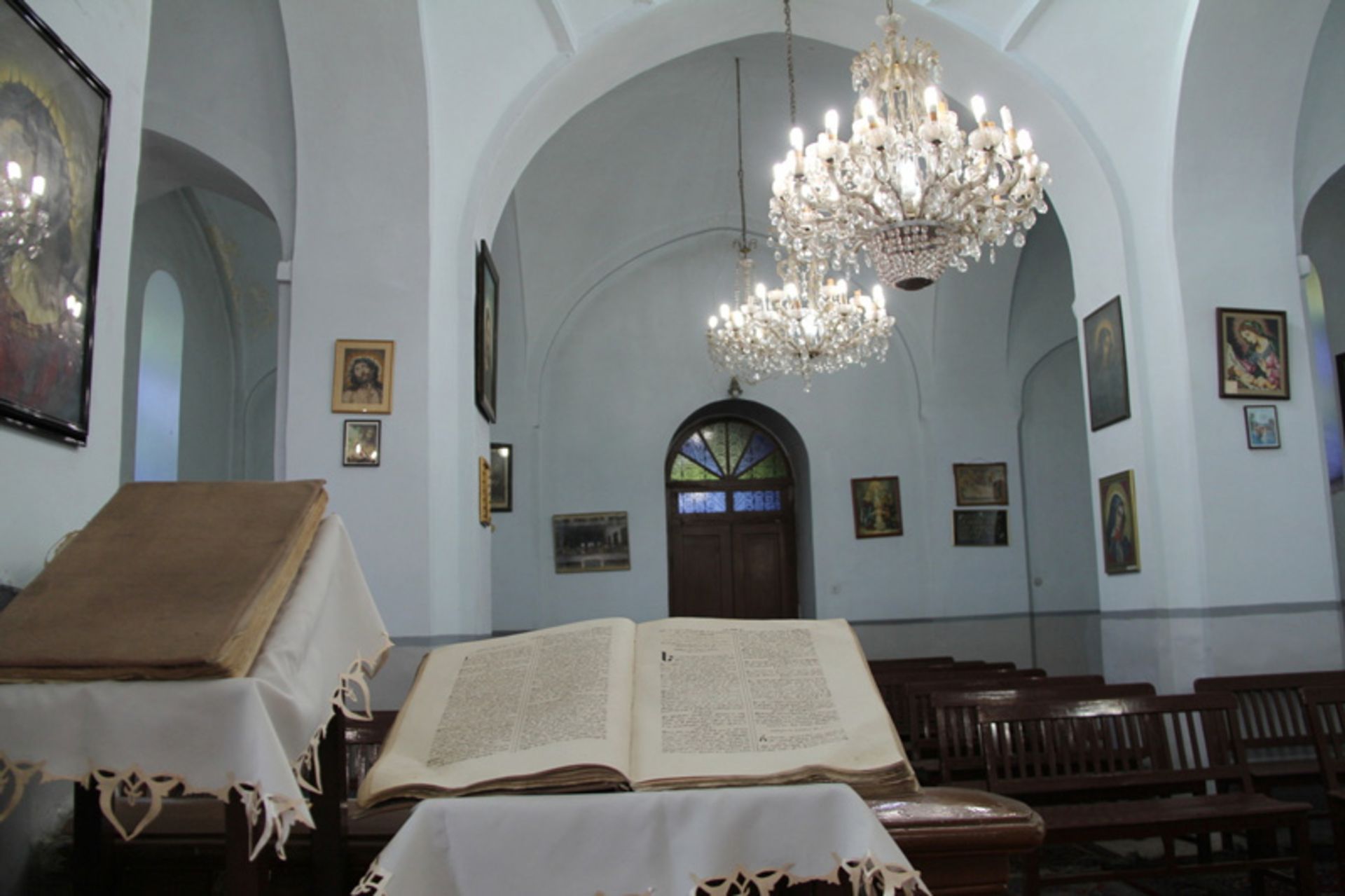 کتاب مقدس در کلیسای رفیعی قزوین