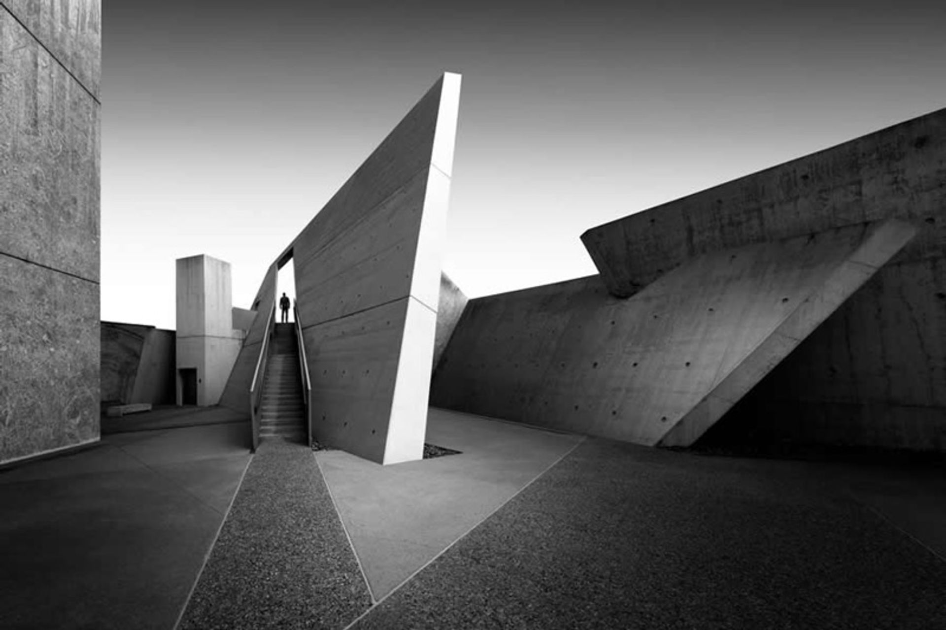 سازه بتنی معماری در قاب سیاه و سفید