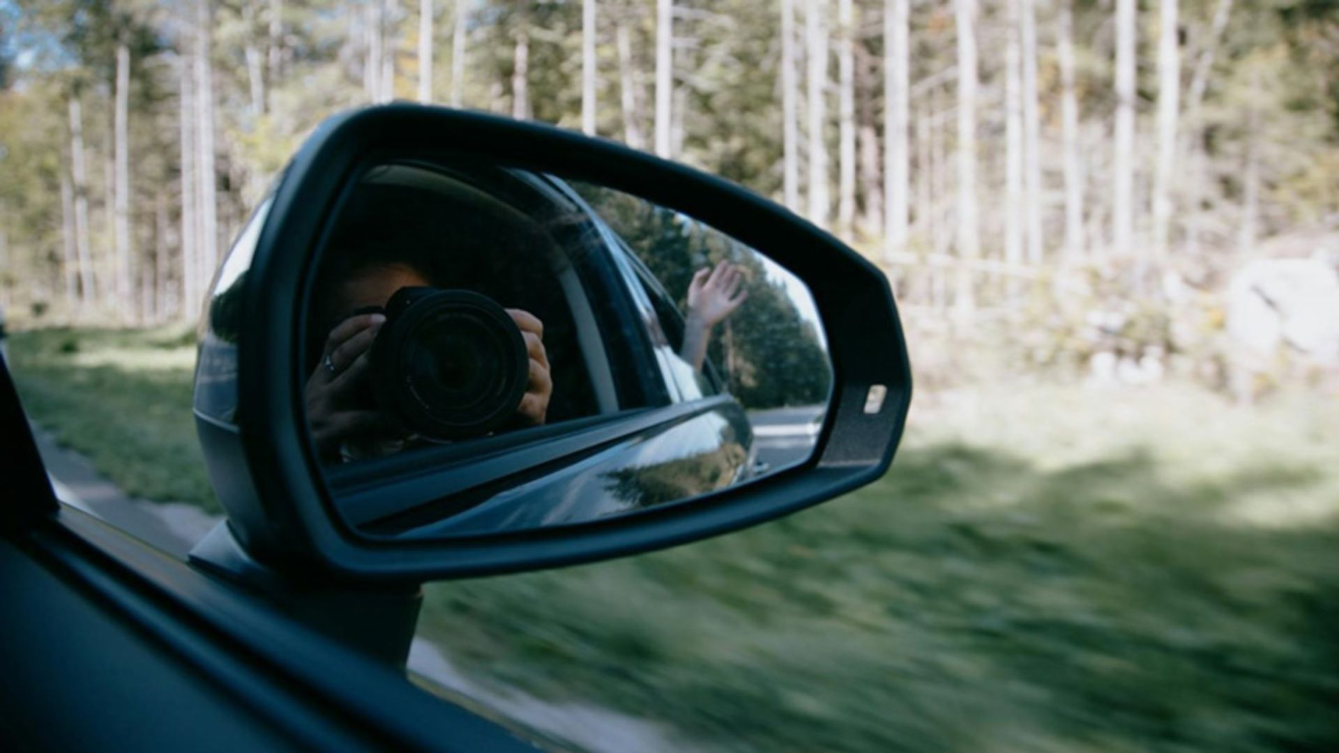 عکاسی از آینه ماشین در سفر