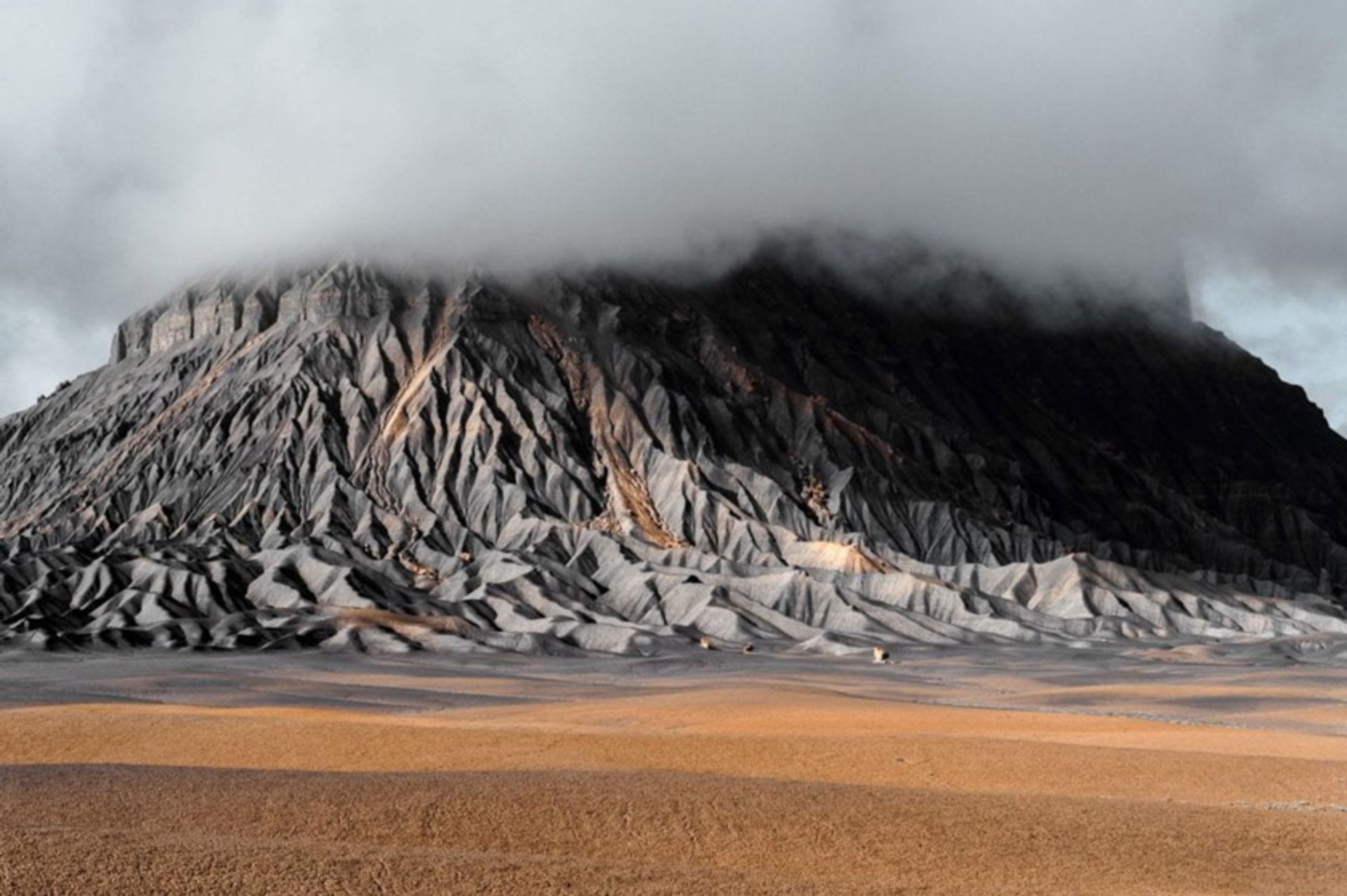 کوه مه‌گرفته در صحرا