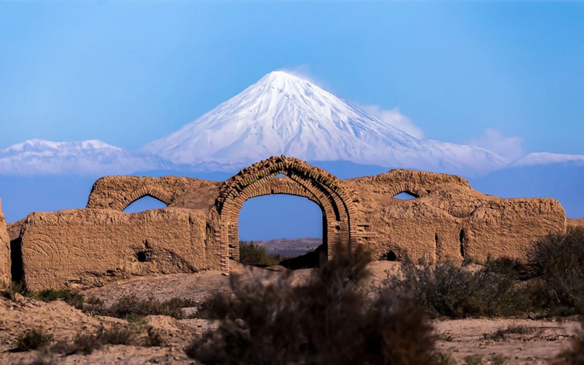 کاروانسرای دیرگچین و قله دماوند