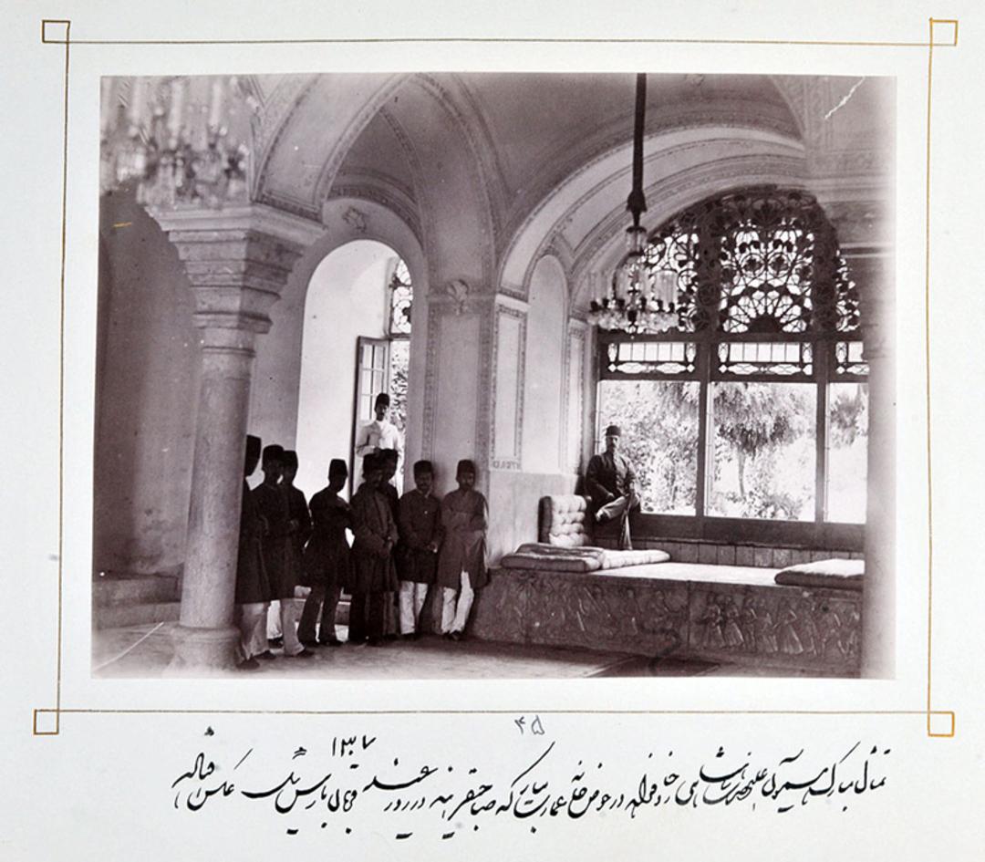 ناصرالدین شاه در حوض خانه صاحبقرانیه\