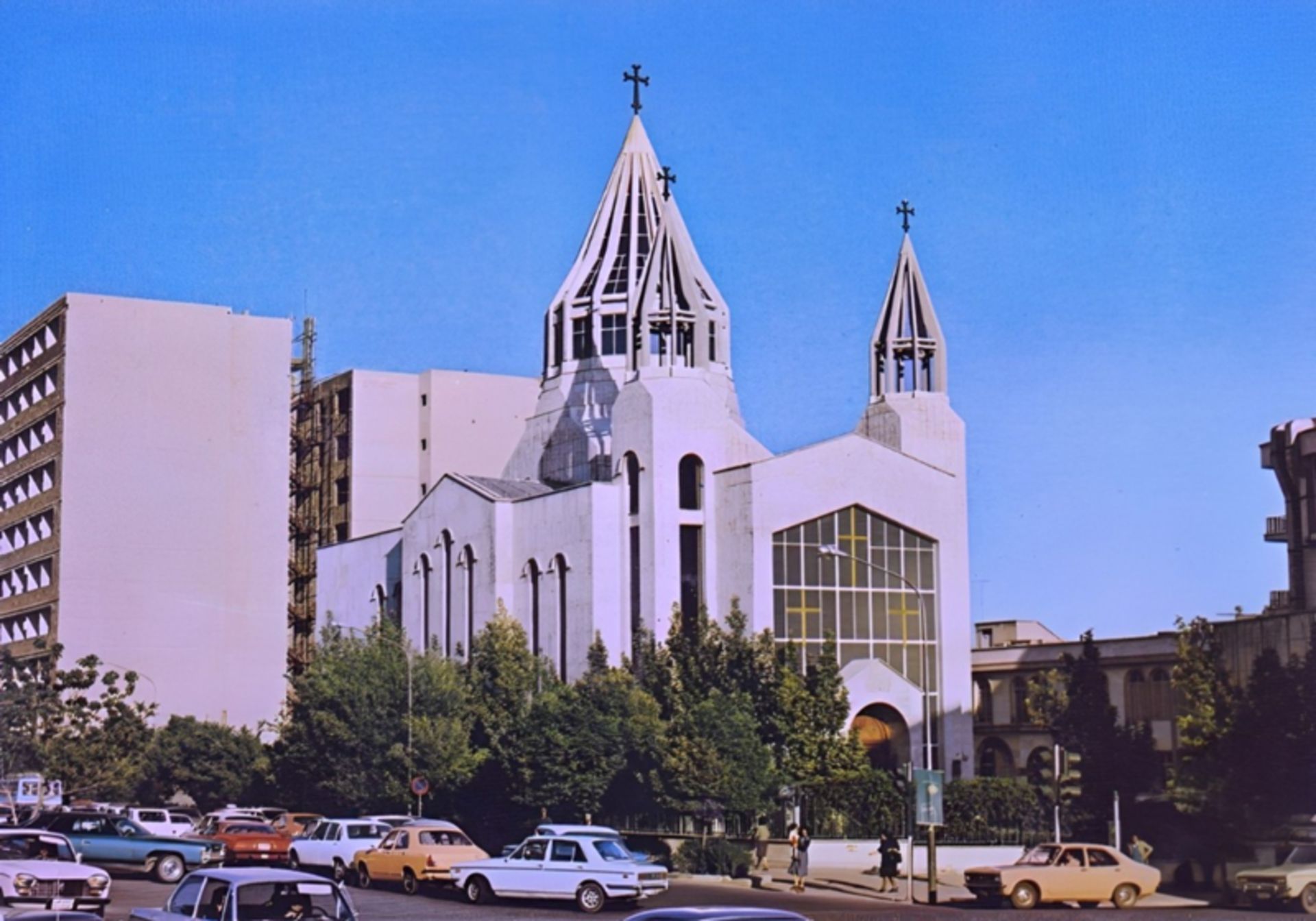 خیابان کریمخان و کلیسا سرکیس مقدس