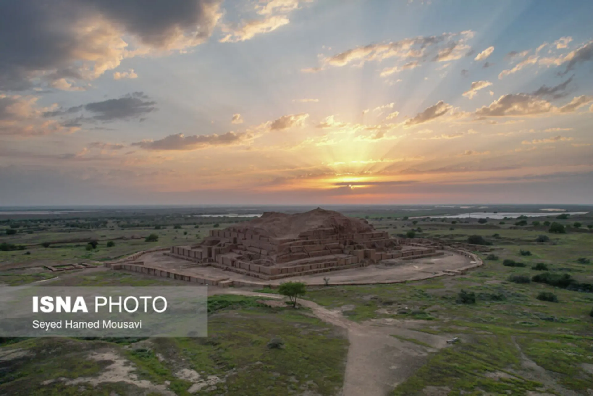 دور نمای چغازنبیل در غروب