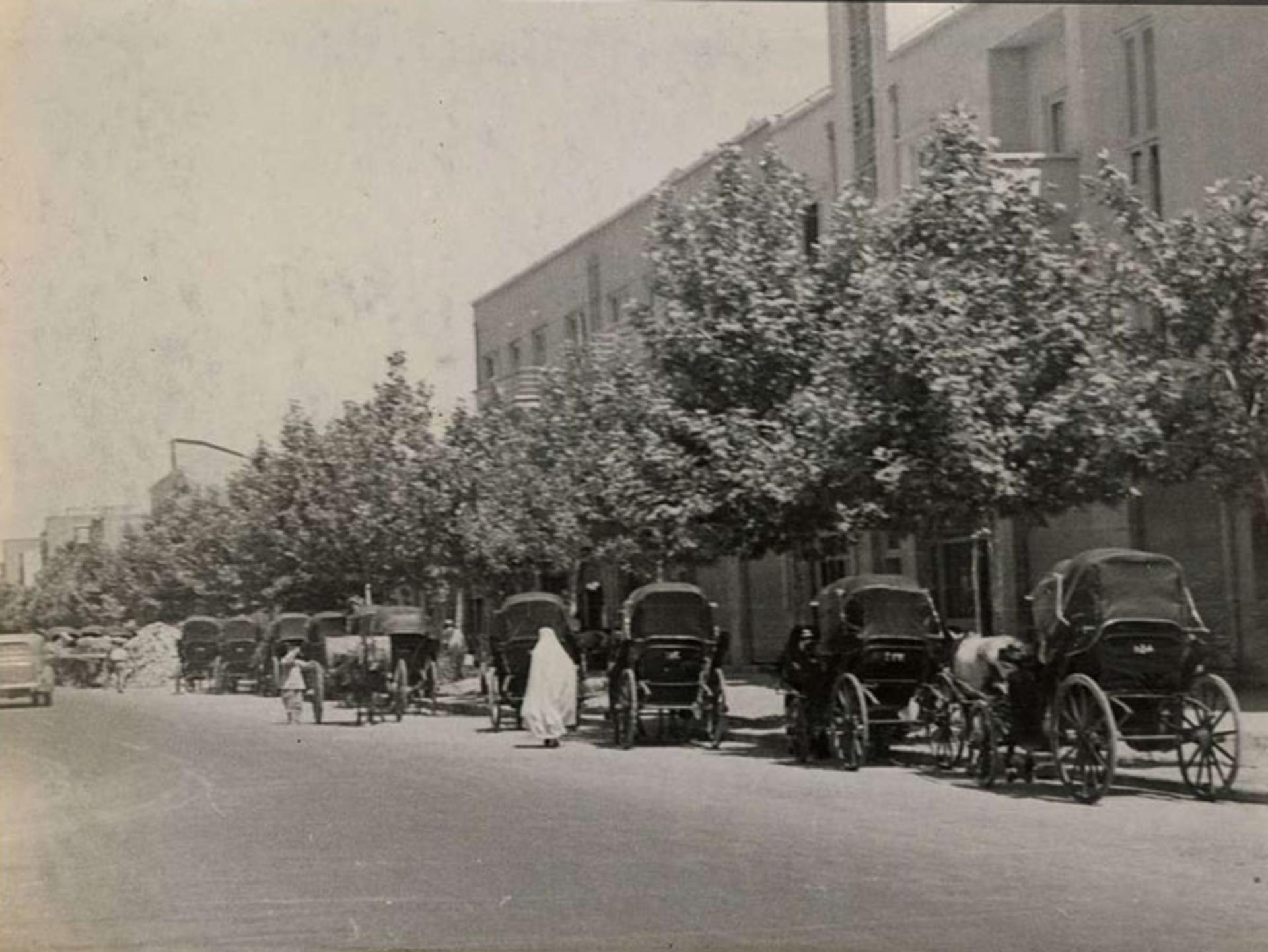 صف درشکه‌های در خیابان‌های تهران در دوره پهلوی دوم