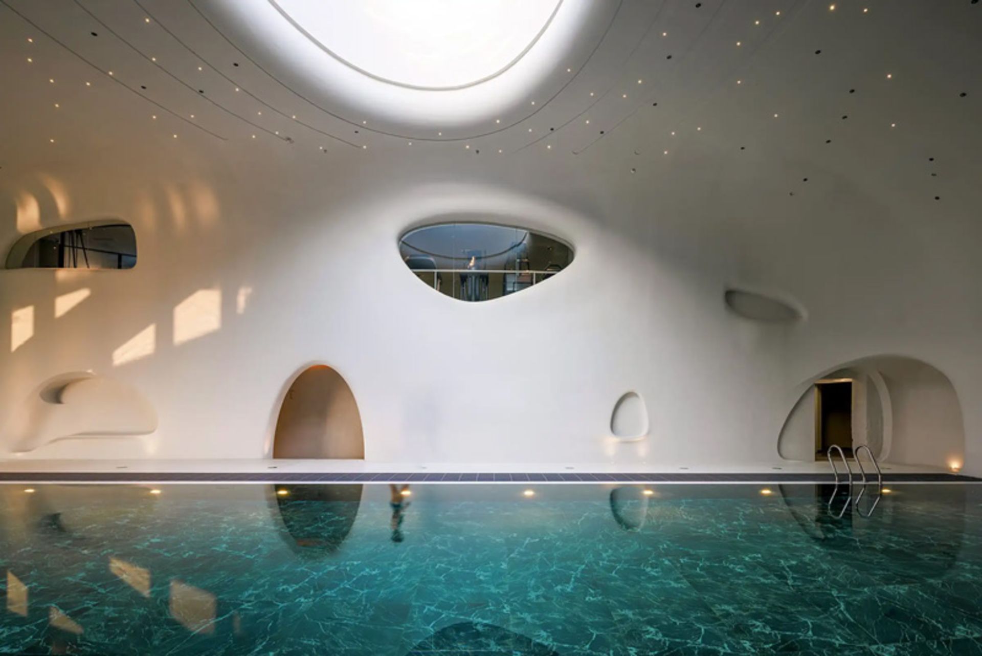 استخر هتل صخره‌ای زون‌هوا