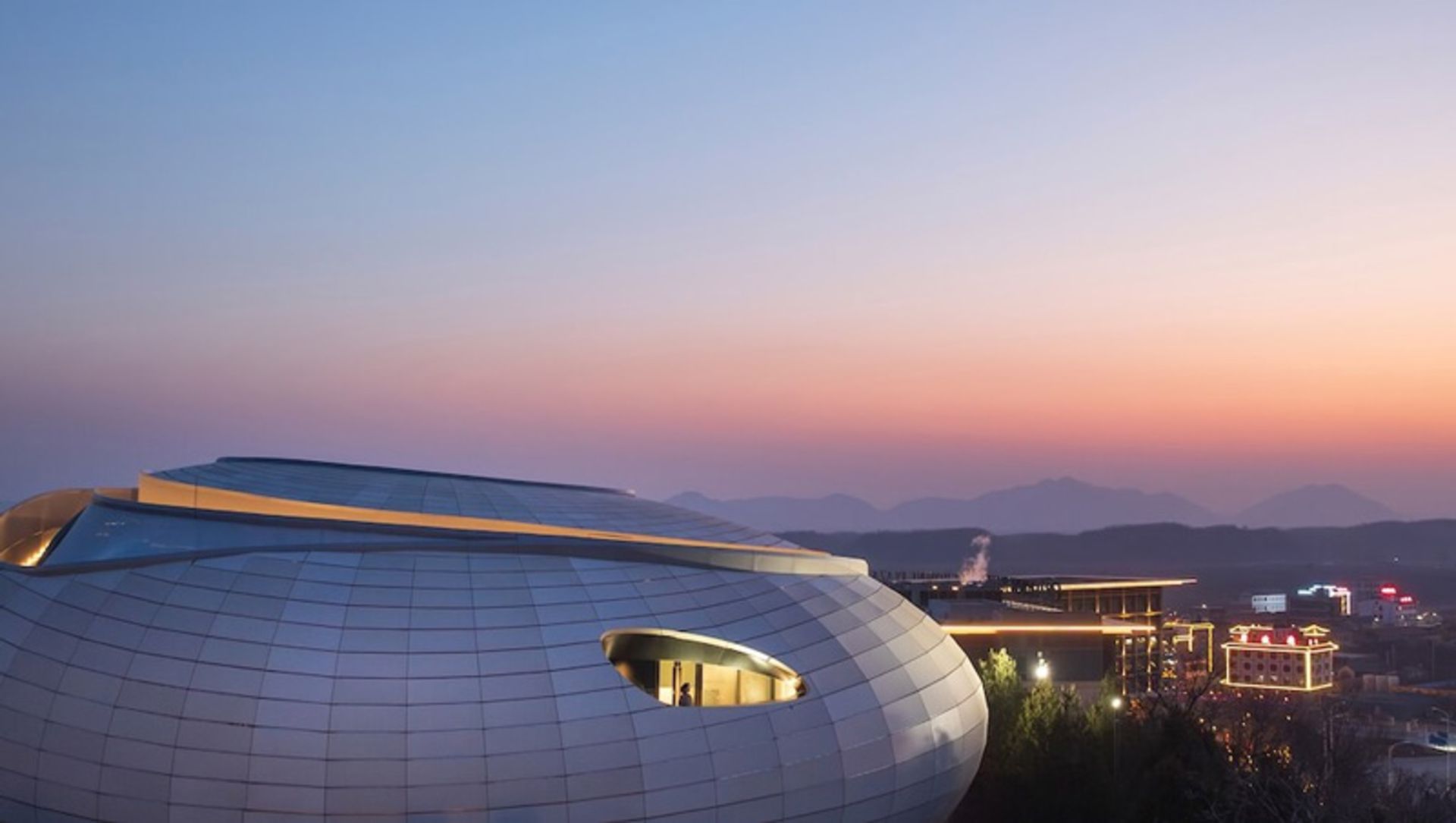 هتل صخره‌ای زون‌هوا هنگام غروب