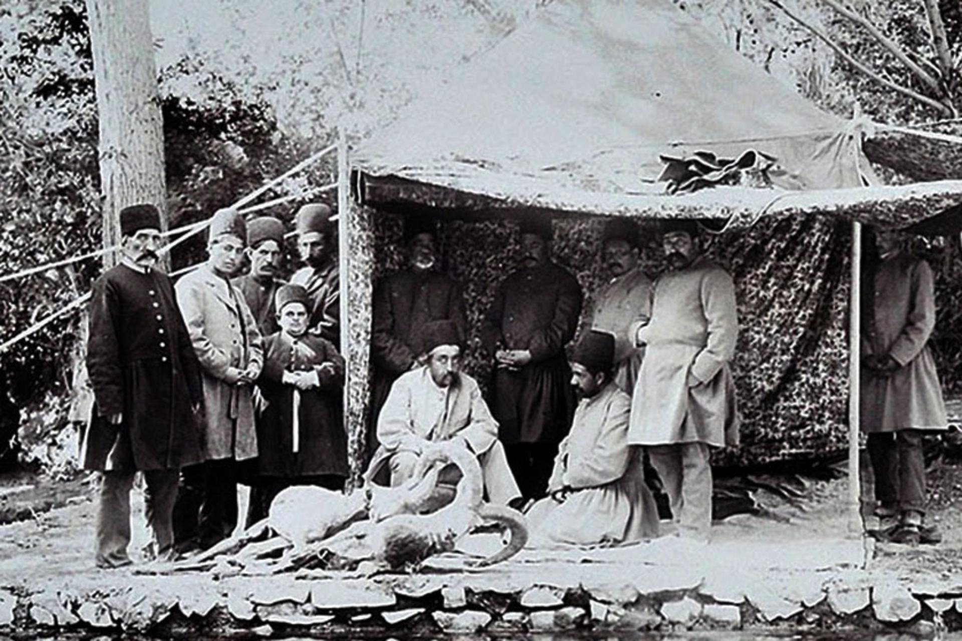 عکس مظفرالدین شاه پس از شکار