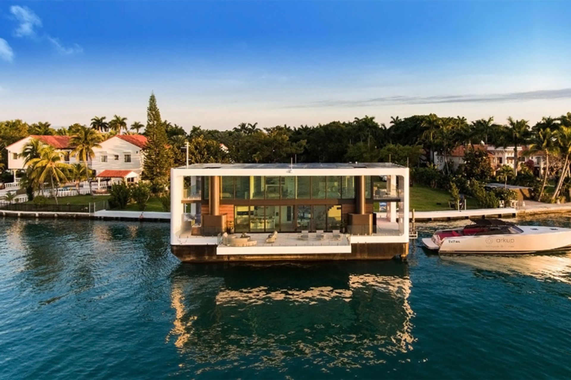 ویلای شناور آرکوپ ۷۵ در اسکله