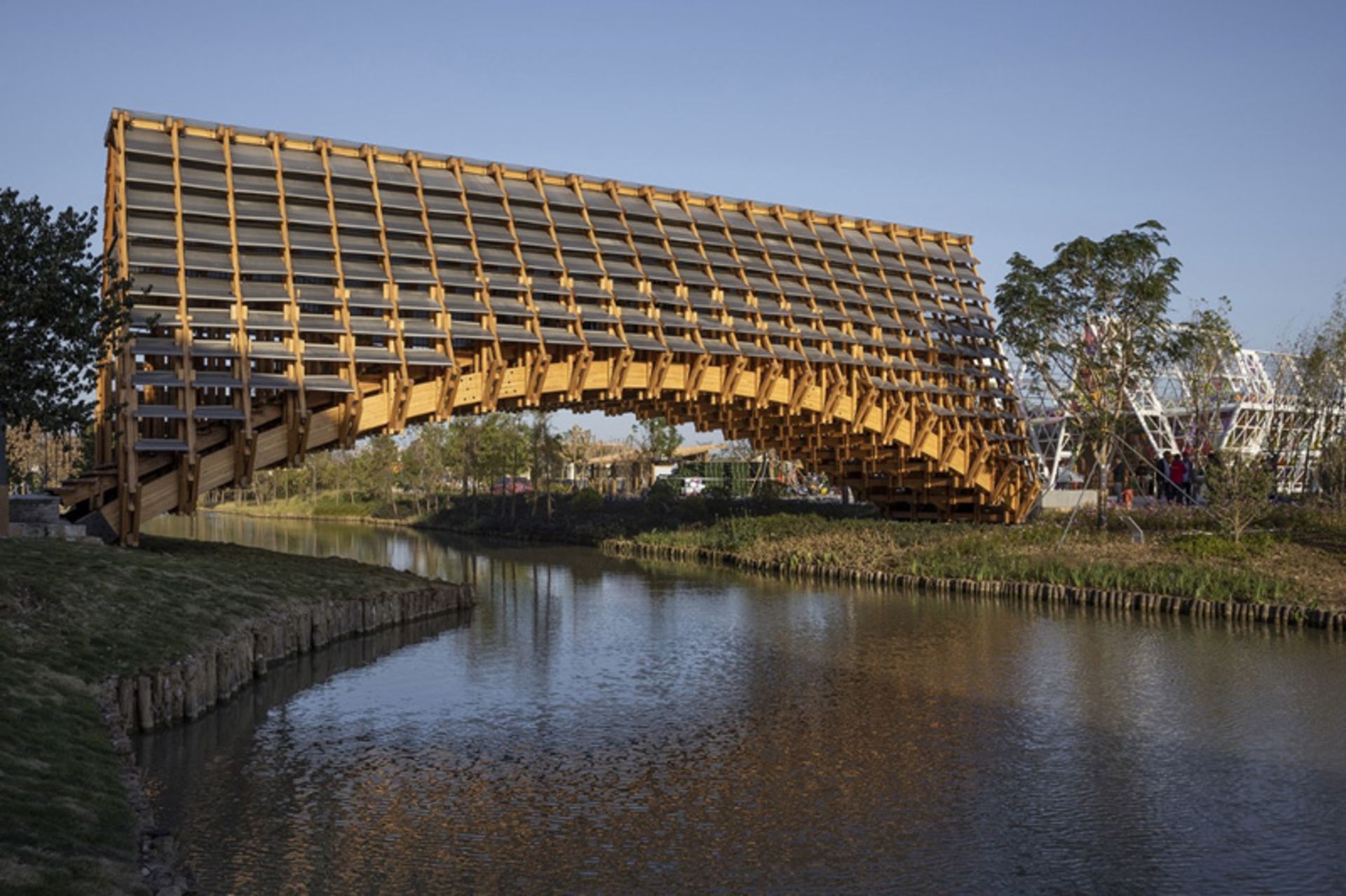 پل چوبی گولو روی رودخانه