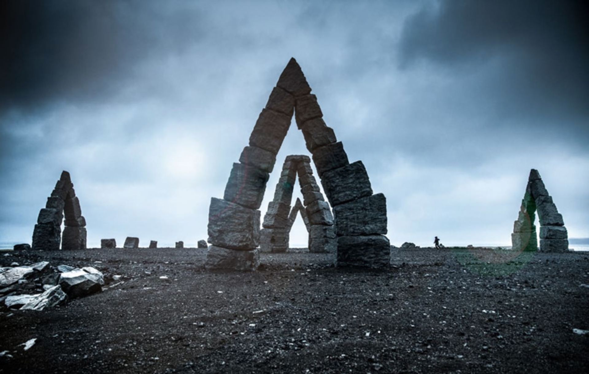 هنج قطبی در منظره برفی ایسلند