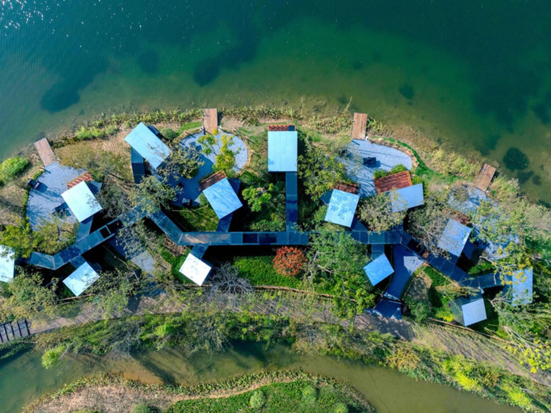 عکس هوایی از اقامتگاه کلبه هزارتو در چین