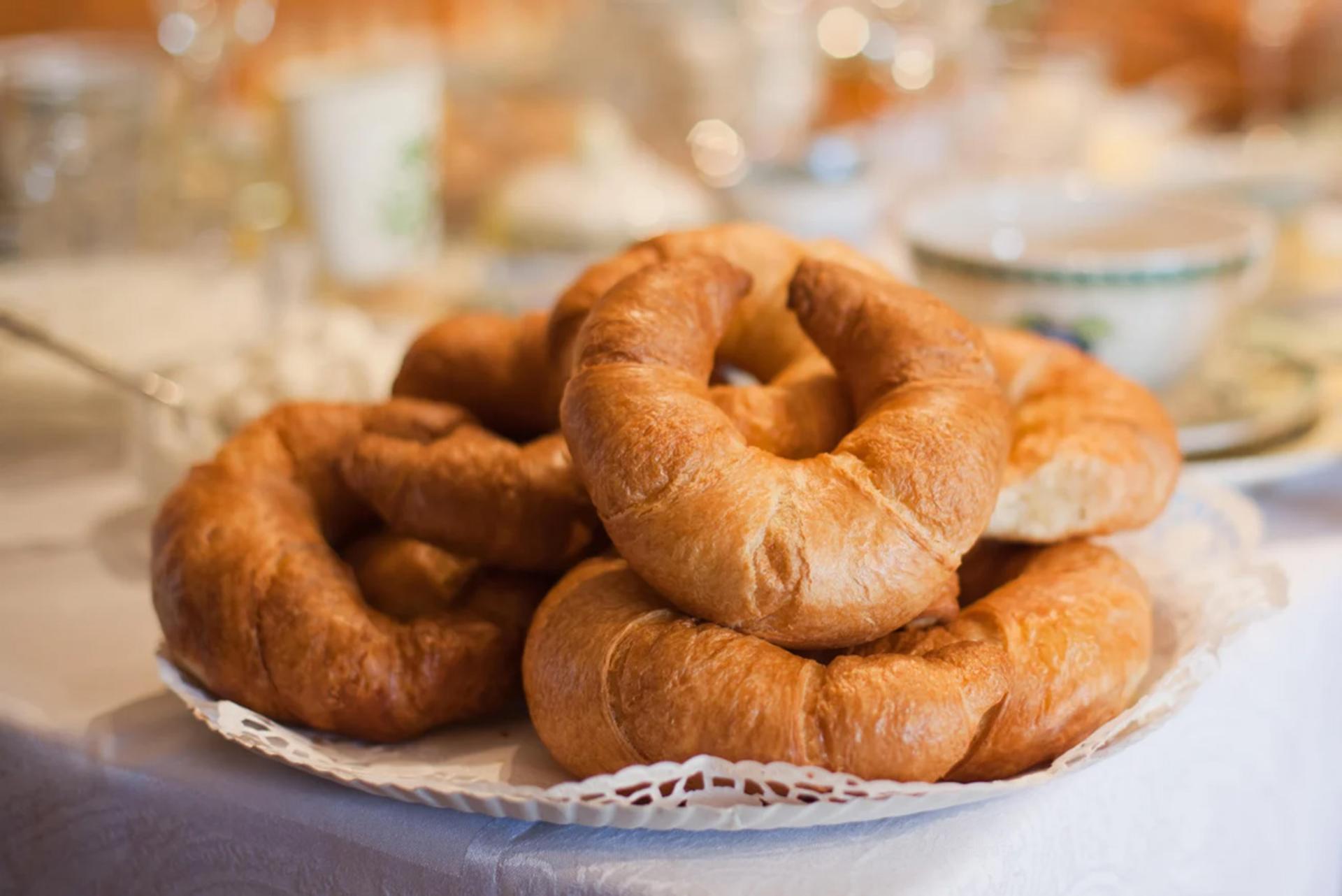 نان پرتزل آلمانی در بشقاب