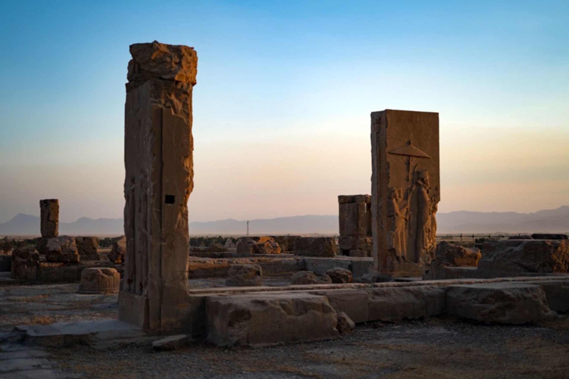 نمایی از کاخ هدیش در تخت جمشید