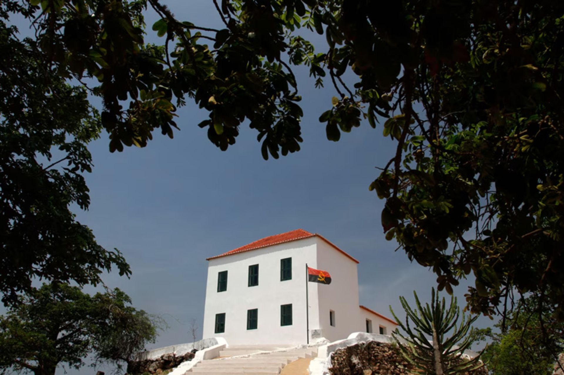 ساختمان موزه ملی برده‌داری آنگولا از میان درختان