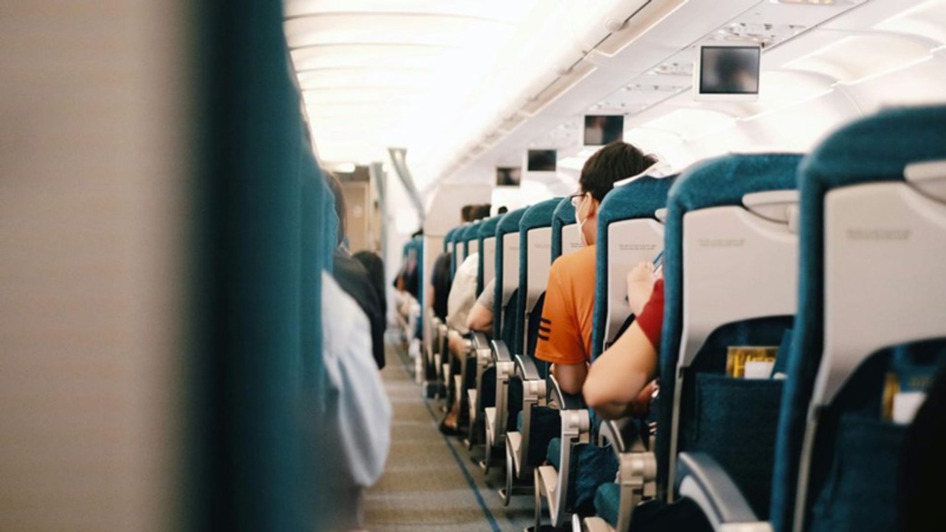 مسافران در کابین هواپیما