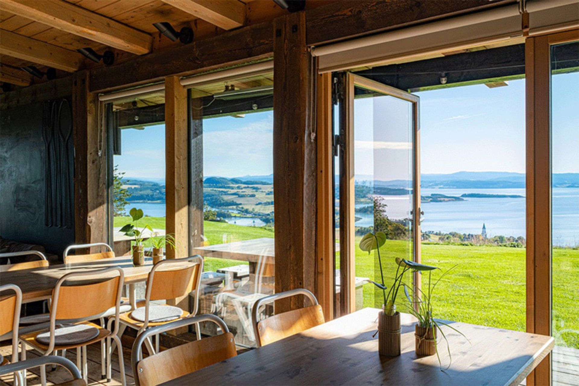 میز و صندلی های رستوران هتل اوینا نروژ