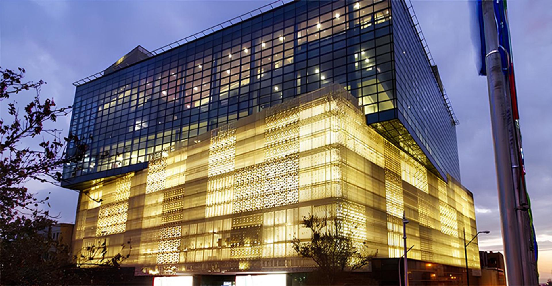 نورپردازی بنای پاساژ چارسو در شب