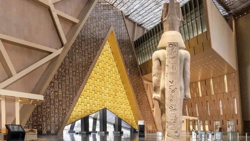 مجسمه بزرگی در فضای داخلی موزه بزرگ مصر