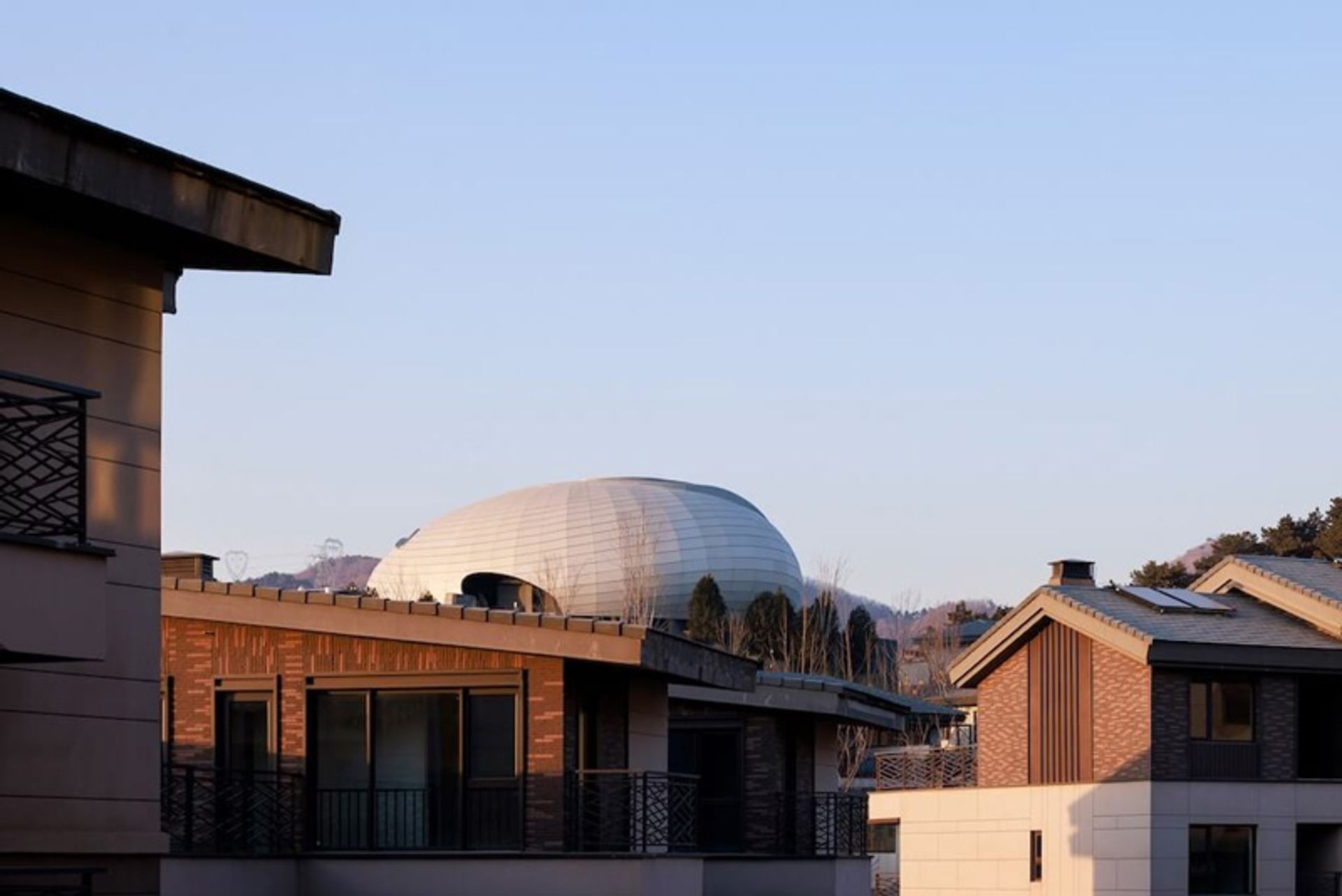 هتل صخره‌ای زون‌هوا در کنار ویلاهای شخصی