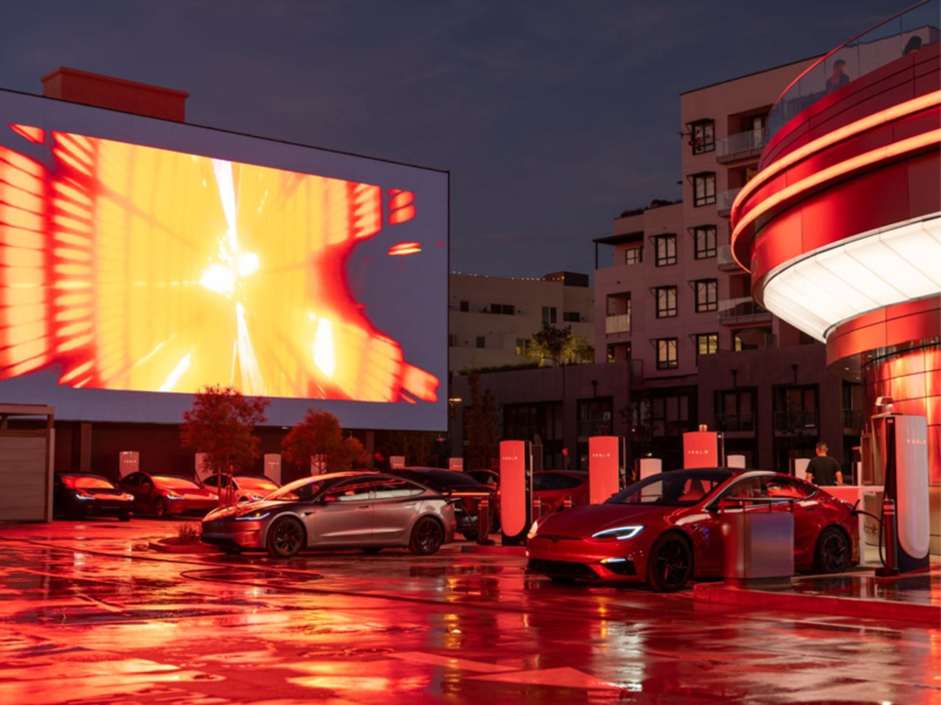 خودروهای برقی در حال شارژ در رستوران تسلا داینر