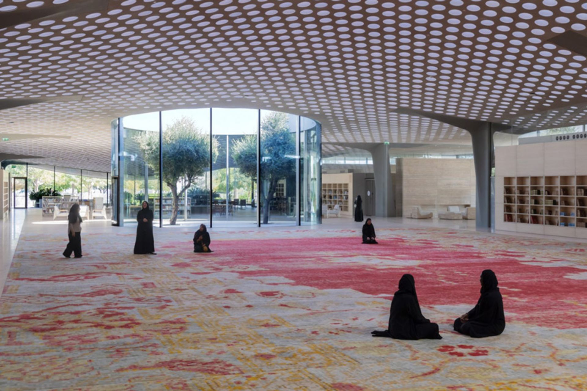 نمازگزاران در شبستان مسجد المجادله قطر