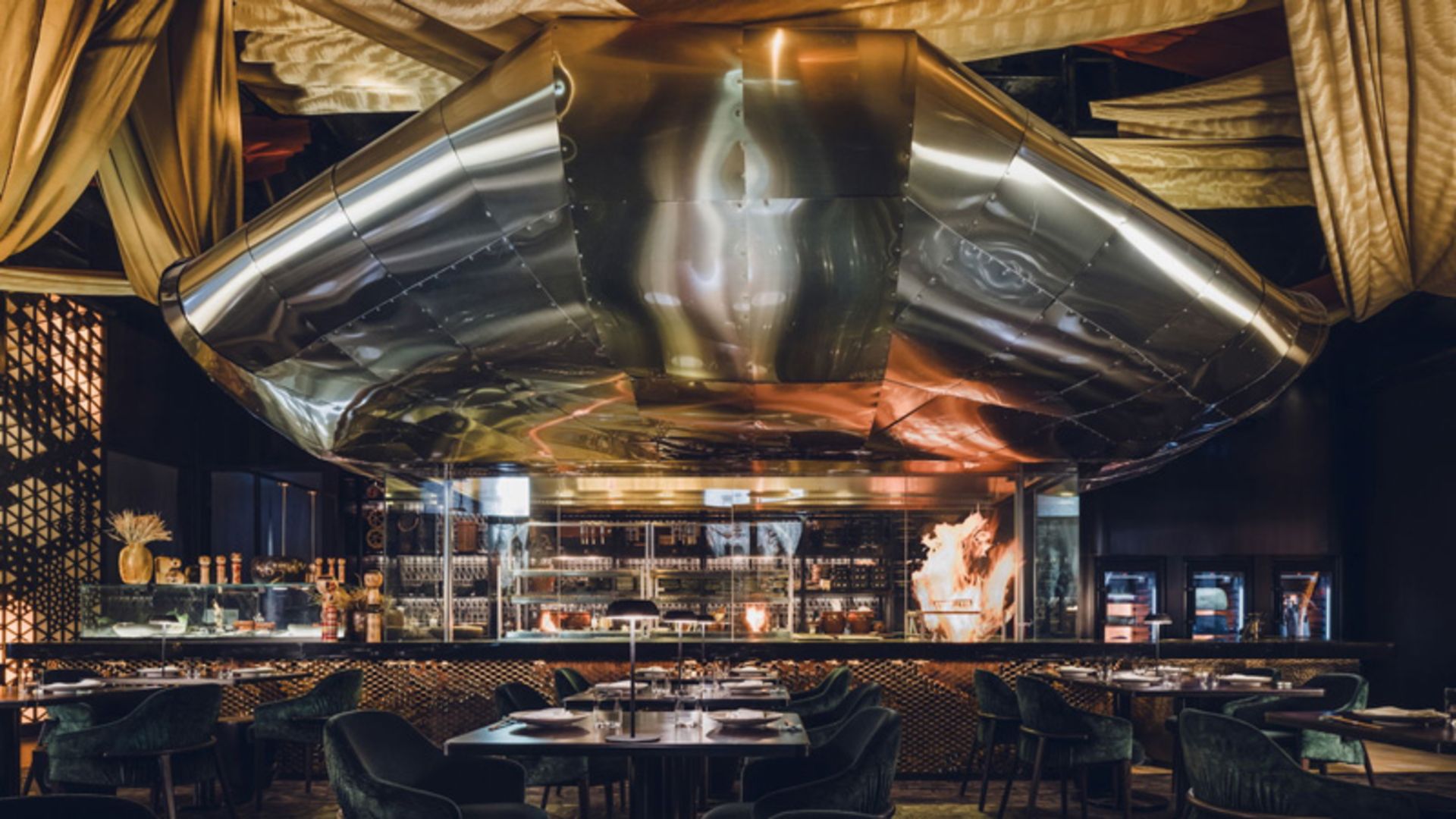 لانژ طلایی در رستوران استرافایر در ابوظبی